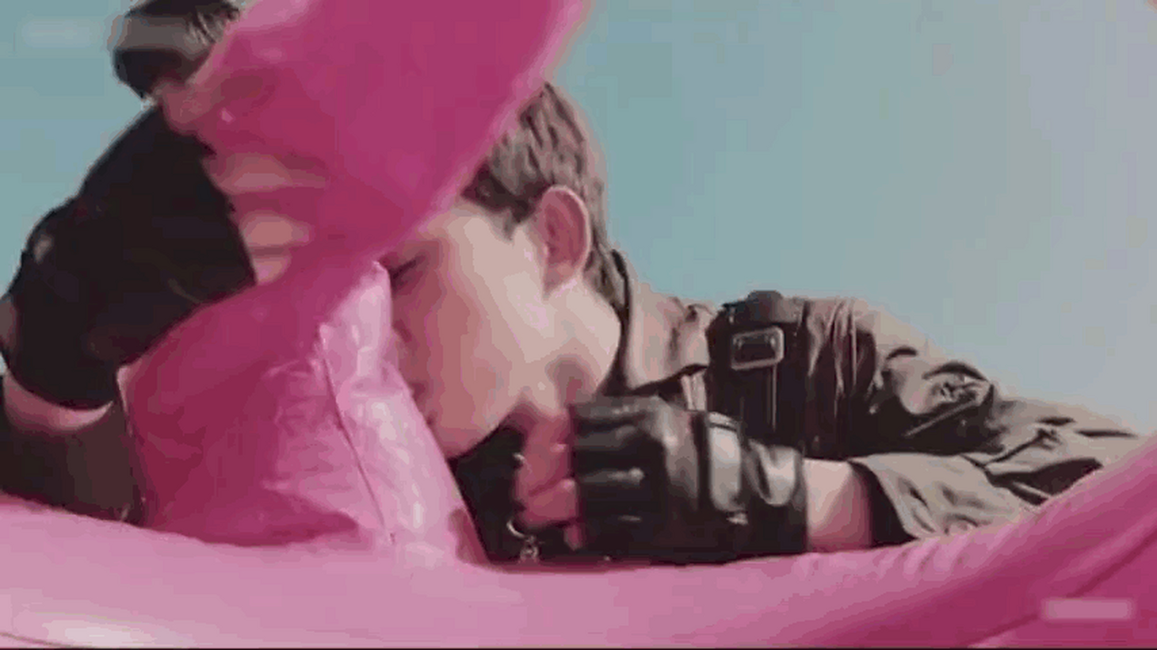 吴磊现在的吻戏,跟他当年著名的吹气球毫无区别,吹气球的确很有感觉