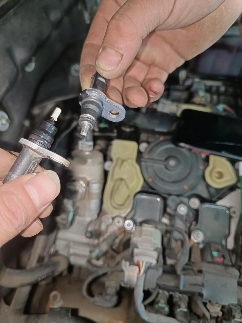 奥迪q5水温高,风扇长转,无故障代码,,缸盖后水温传感器拆装,假如水温