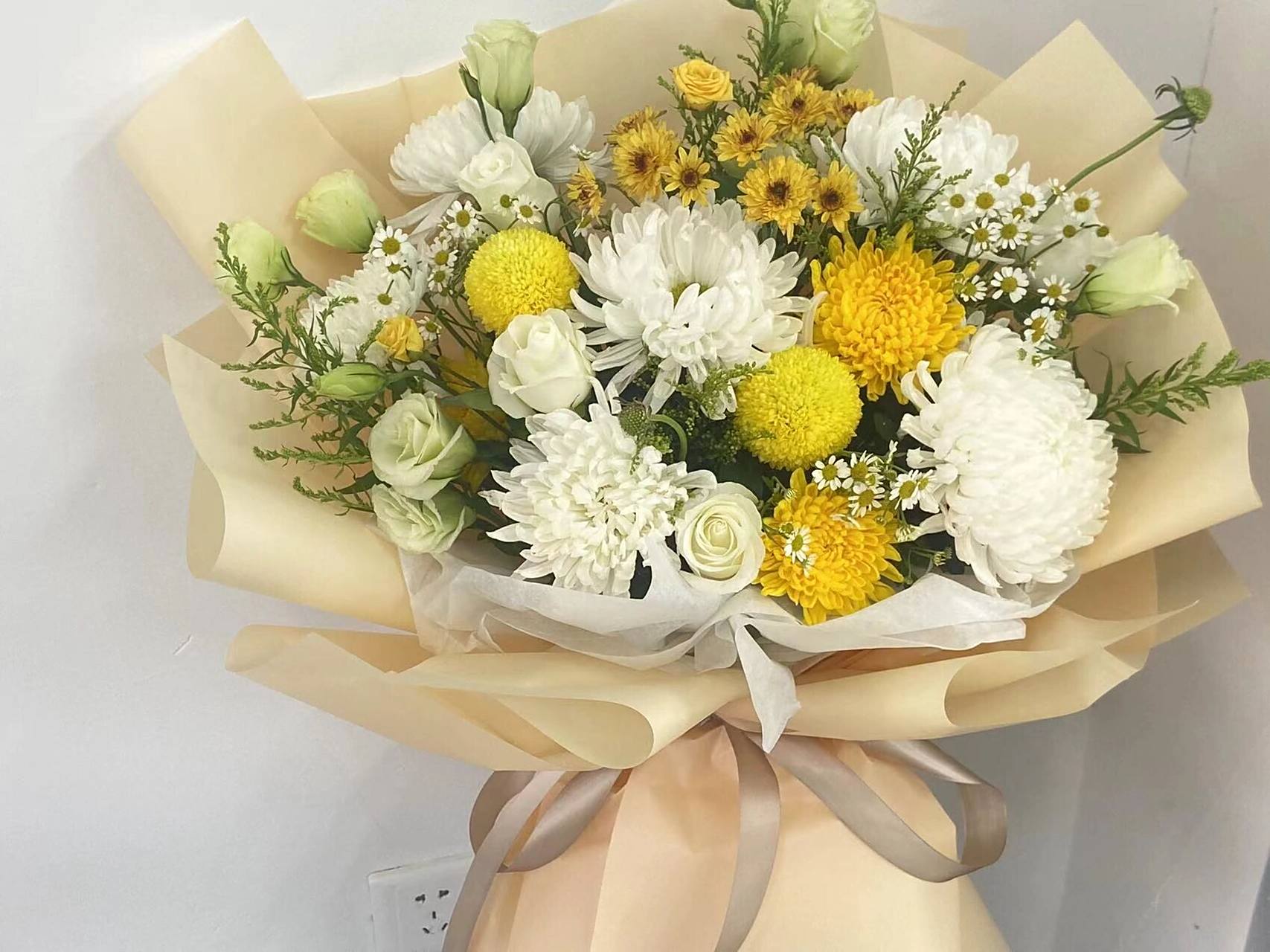 扫墓祭奠黄白菊花混搭花束 风淡雨轻思故人,  思亲莫让烟尘扰 死亡不