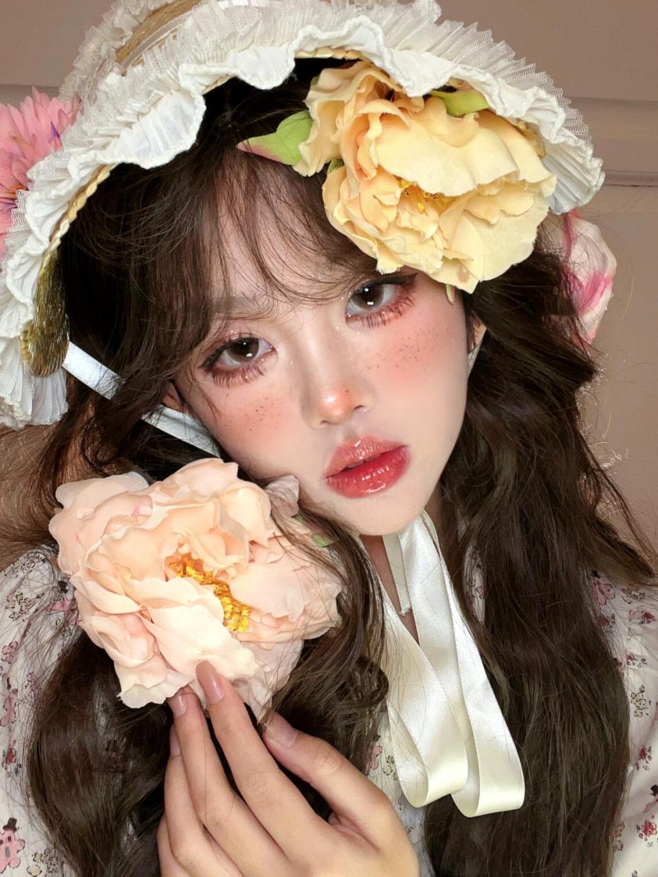 一个饱和度比较高的暖色系妆容 好像住在油画里的花仙 #春日鲜花妆