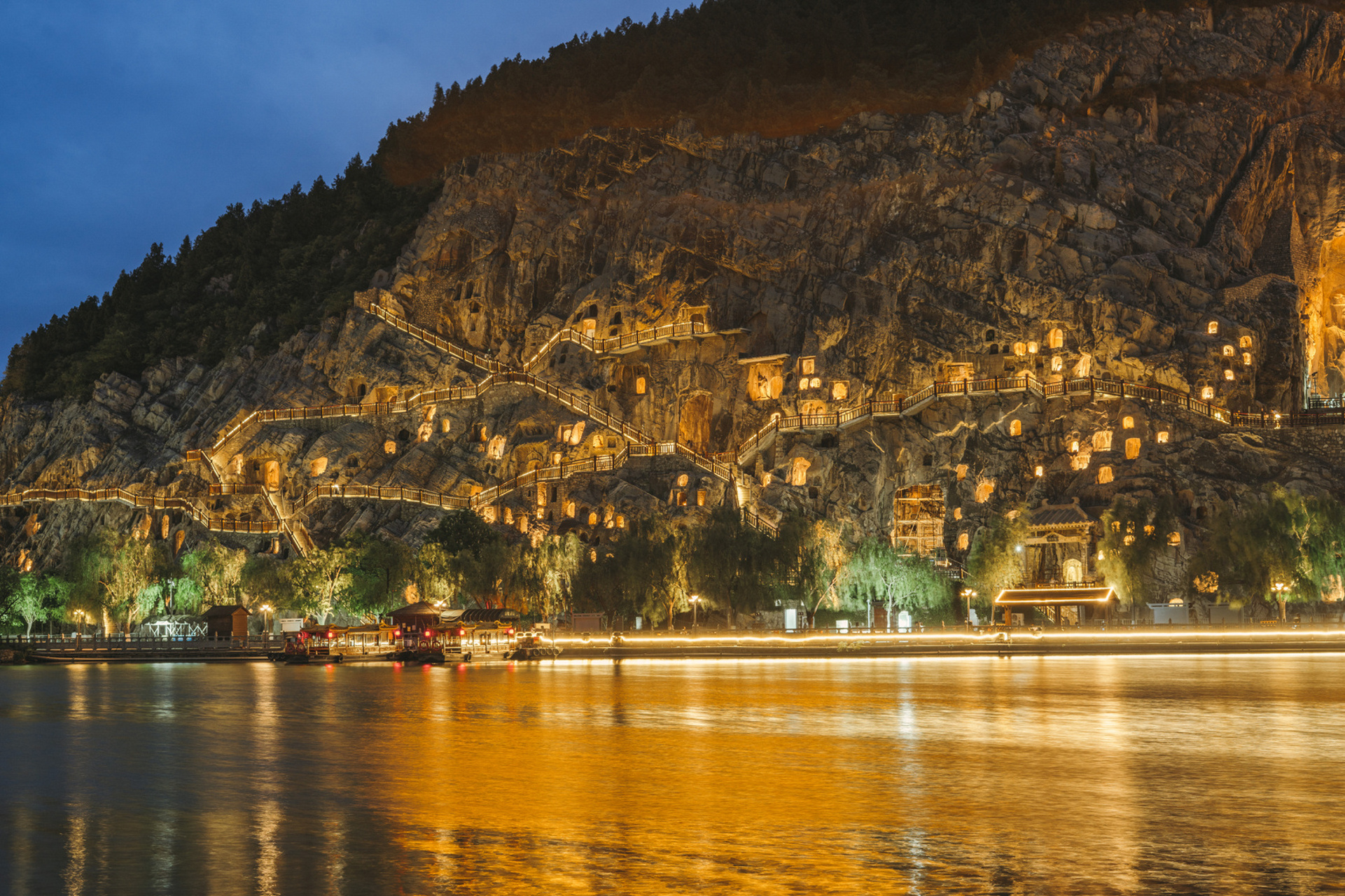 据说很多人错过了龙门石窟的夜景 走累的游客坐在长椅或者石凳上,享受