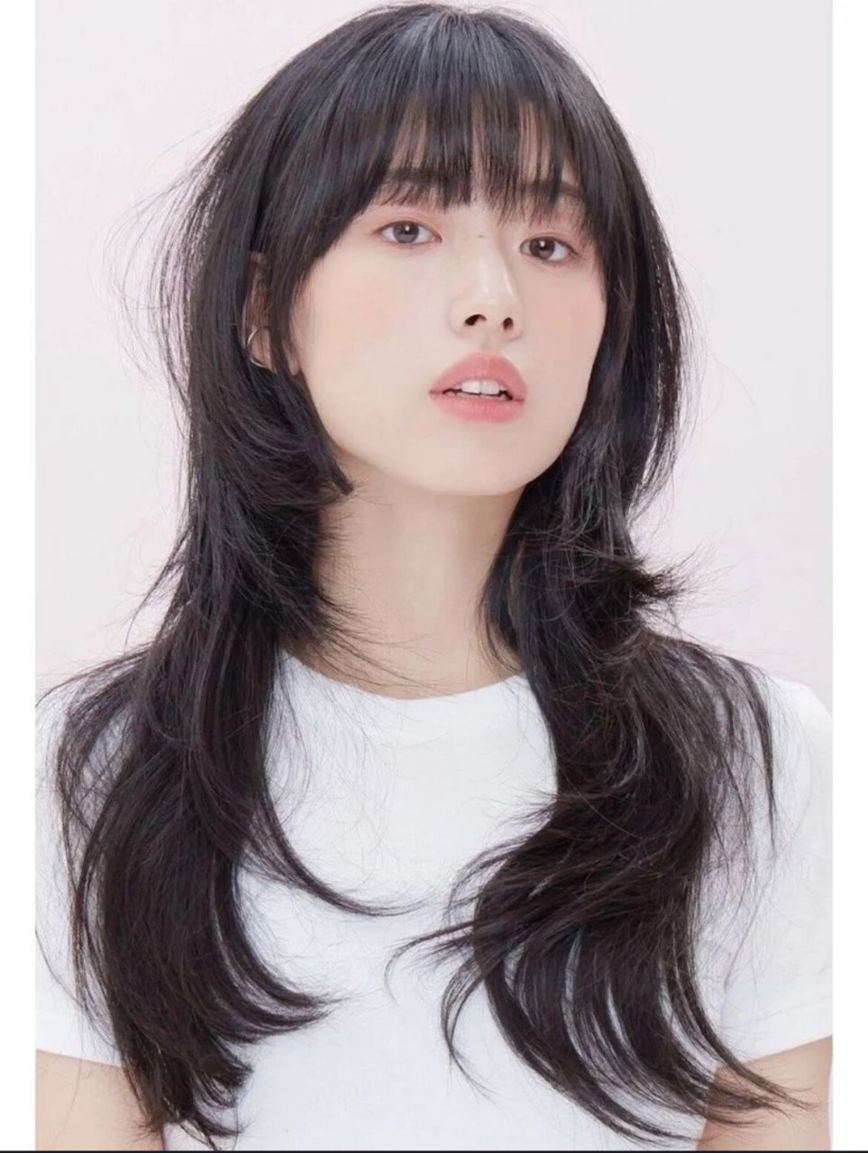 高层次碎发 高层次发型是最修饰脸型头型 发际线的,层次制造动感不挑