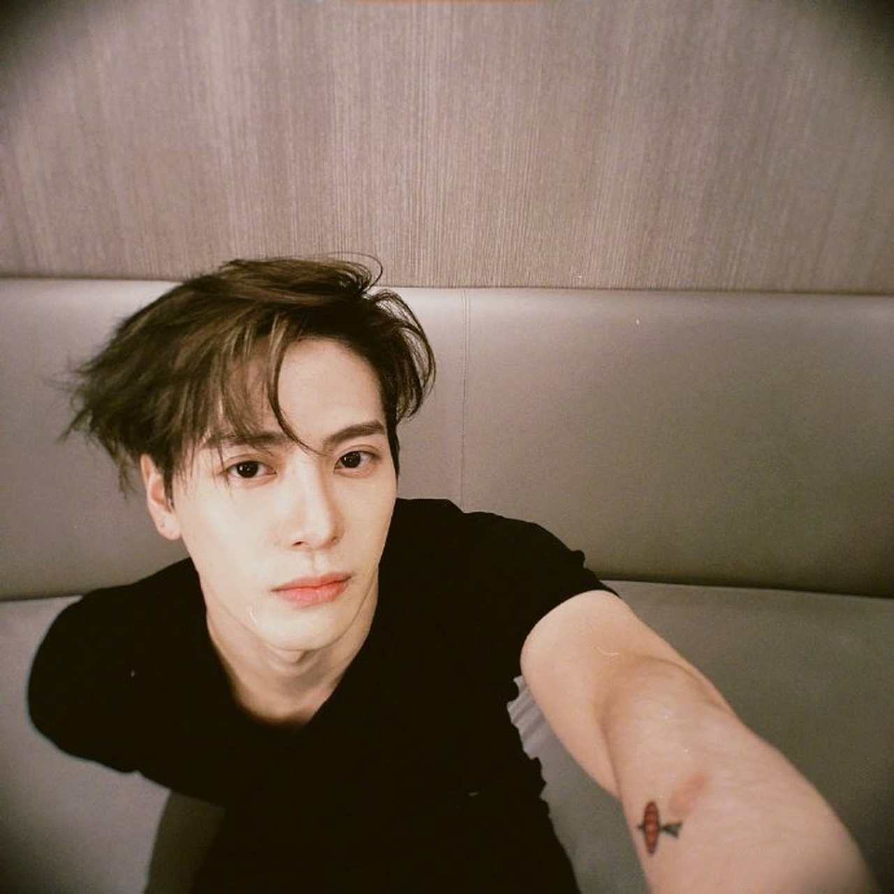 王嘉尔 晒29岁生日自拍照,期待更多更好的音乐作品,生日快乐98