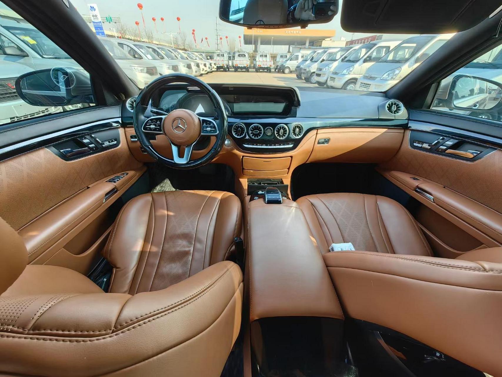 20款奔驰s350,升级迈巴赫套件,双拼外观(黑贴膜)棕色内饰,新款方向盘