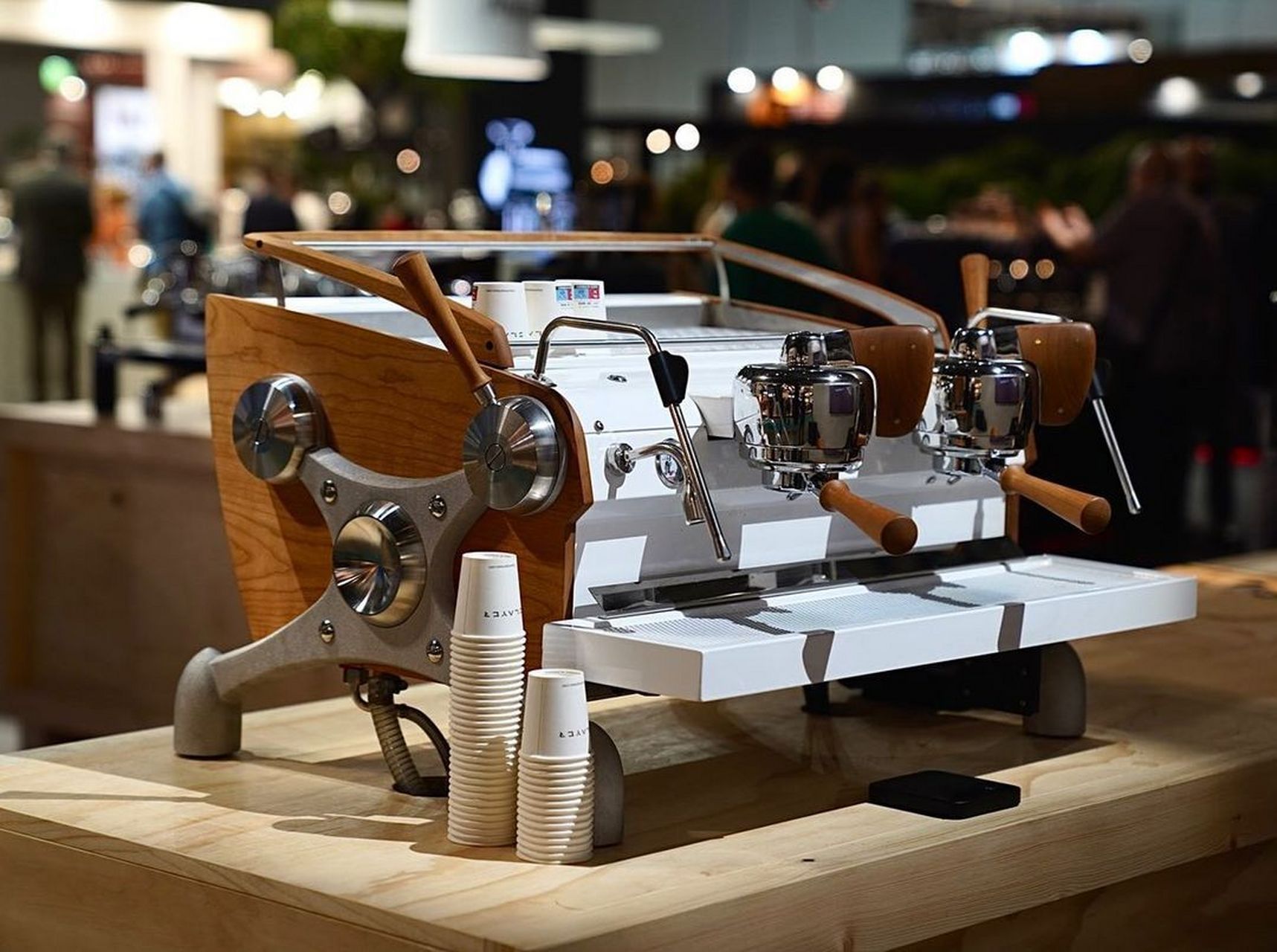 定制款slayer espresso v3,由一个亚克力背板窗口和带有负空间slayer