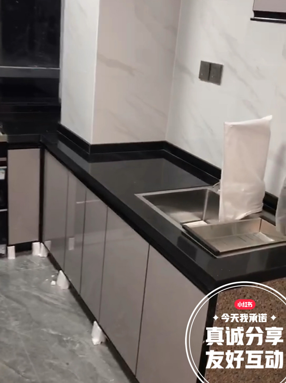 大理石橱柜{黑金沙台面} 看了很多做大理石橱柜都翻了车,做成了乡村风