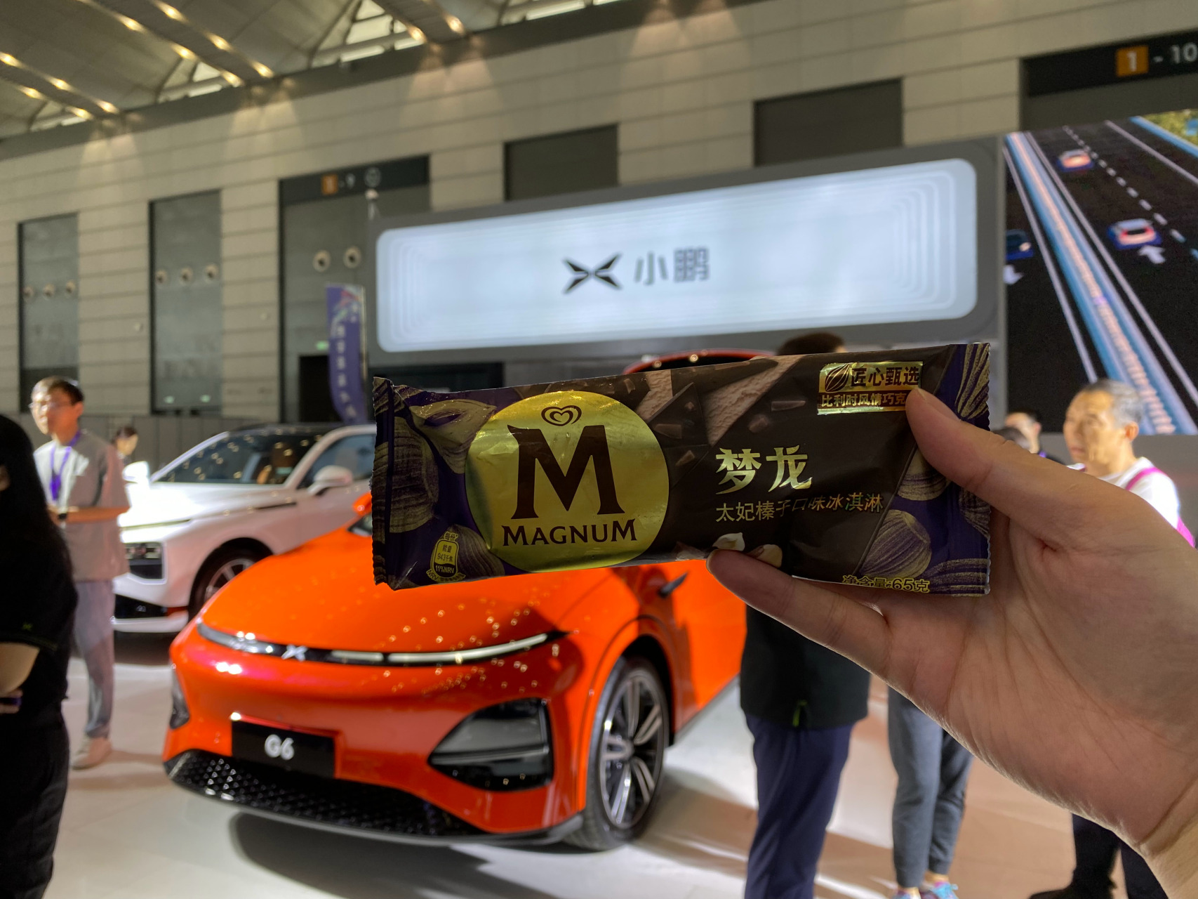 mini冰激凌事件的引申:西安车展的小鹏展台还在送冰激凌,还是梦龙哦