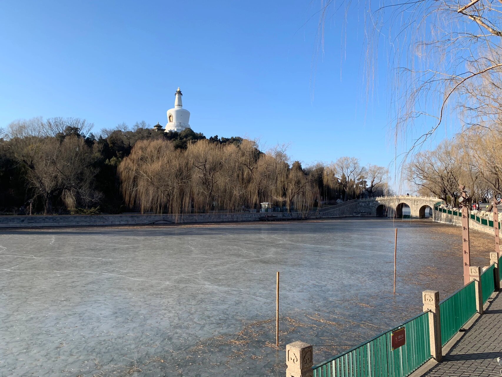 北海公园琼岛白塔的四季美景 从北海公园南门走进公园,首先映入眼帘的