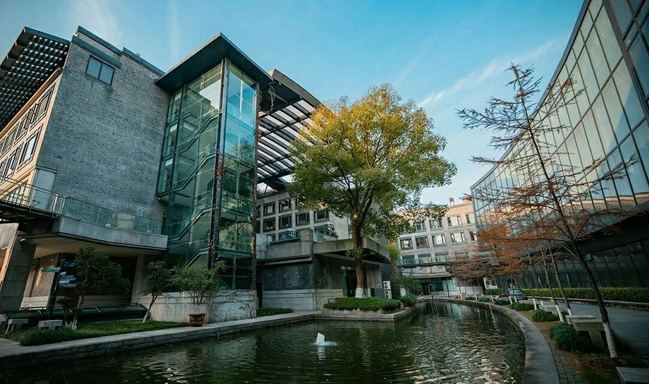 杭州打卡丨中国美术学院南山校区 中国美术学院位于文化名城杭州,临近