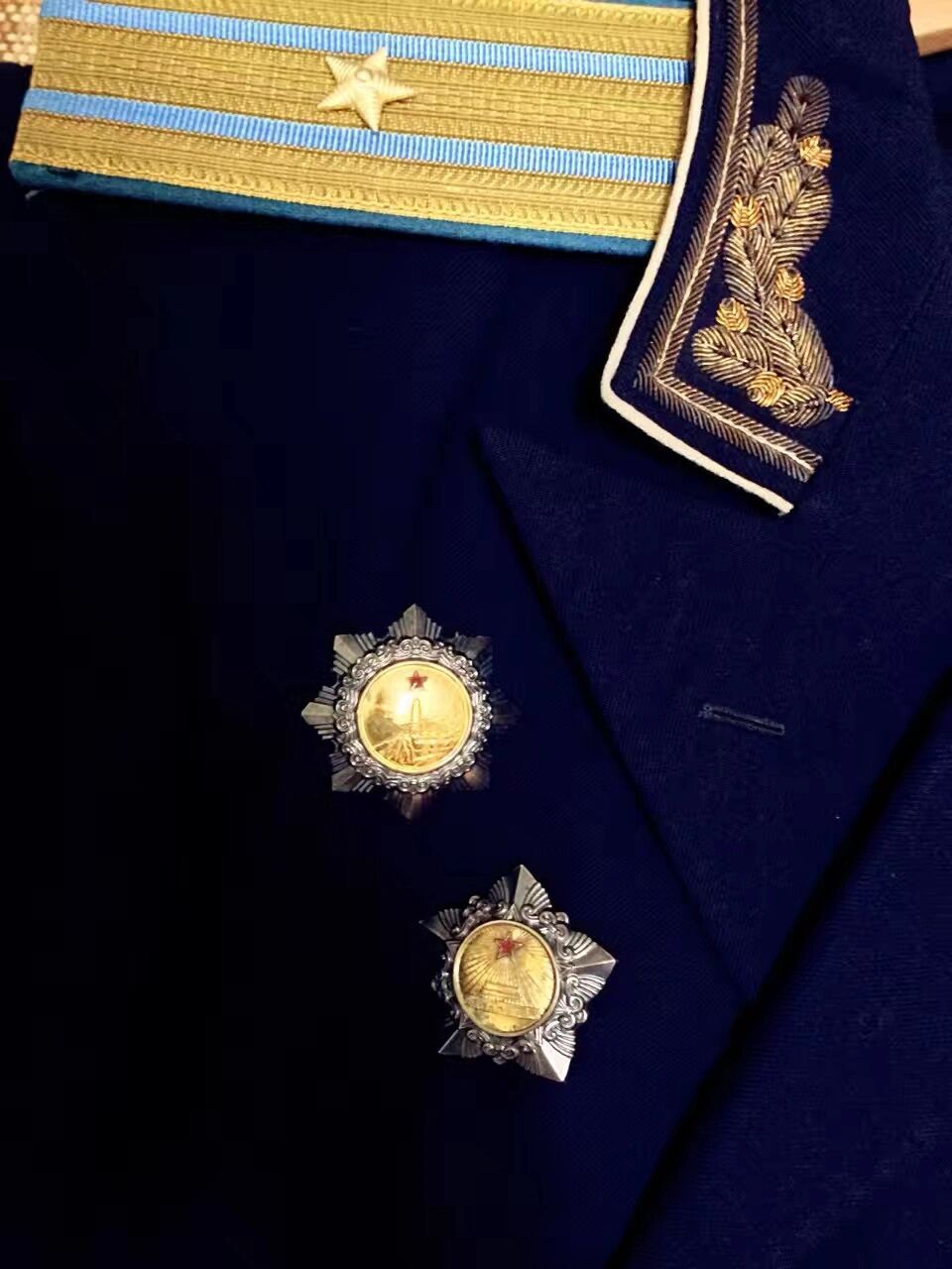 我的收藏——55海军礼服 相比陆空军礼服,55海军校官礼服存世量极少