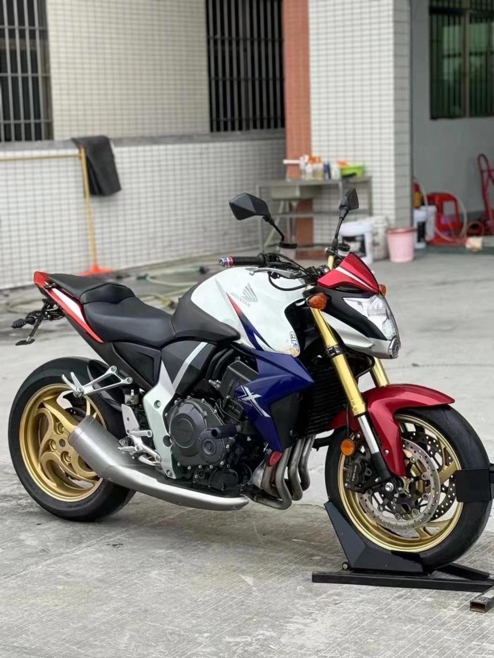 12年本田cb1000r,人称变异大黄蜂,成色细节新呱呱   经典三色版花