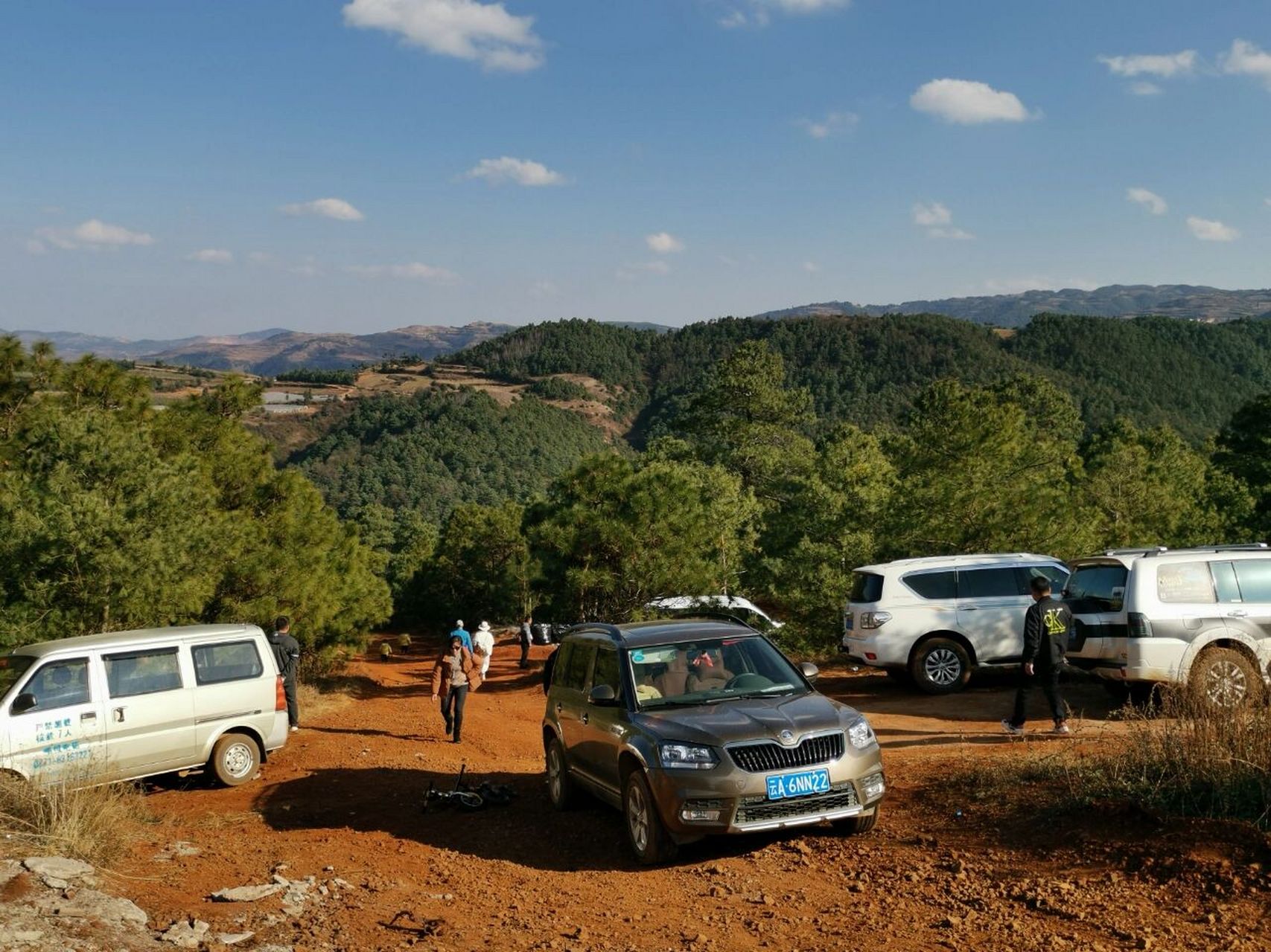 呈贡三石头观景台 万溪冲三石头观景台,位于万溪冲村旁的山林上,海拔