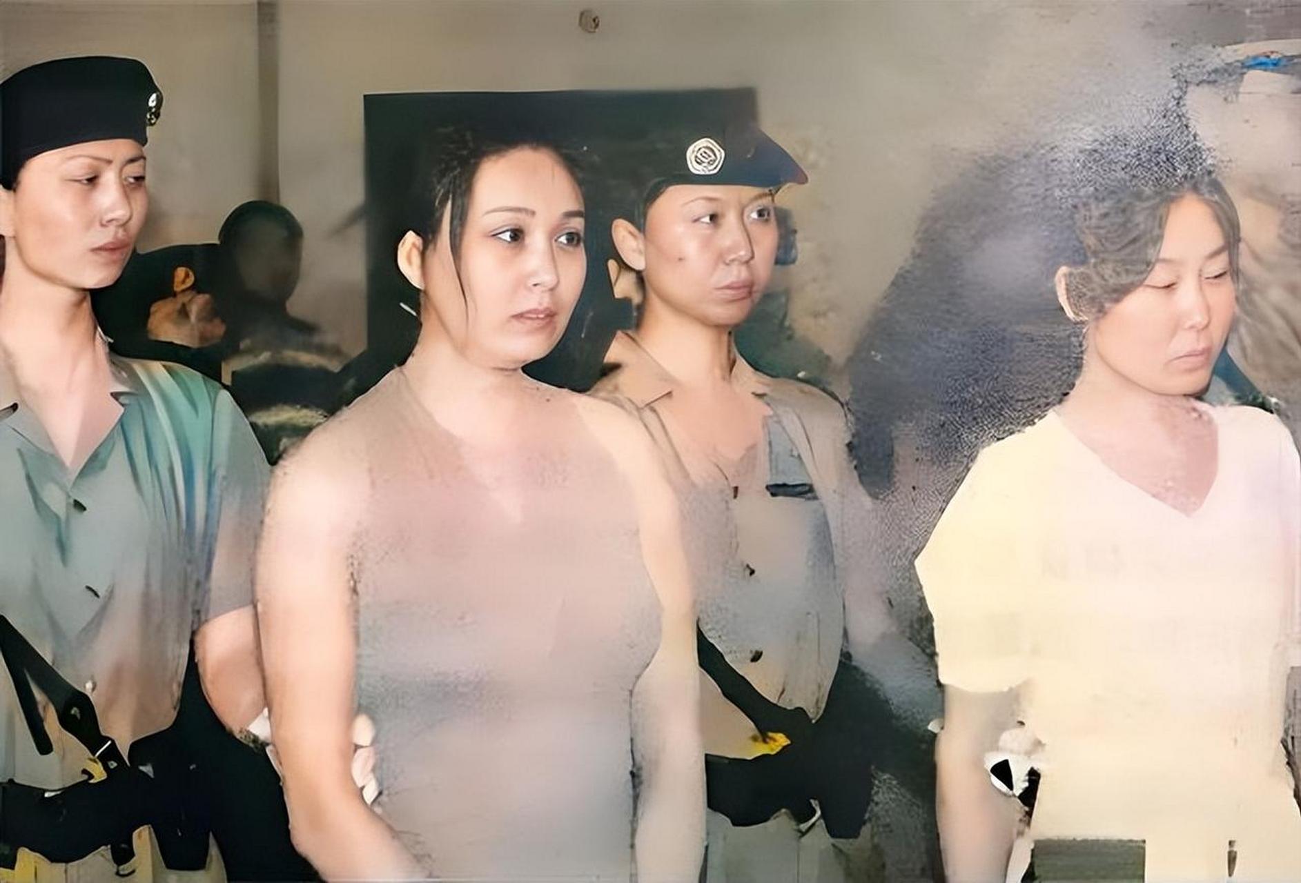 1999年,北京看守所内,两名法警正在押解着一位面容姣好,身材丰腴的