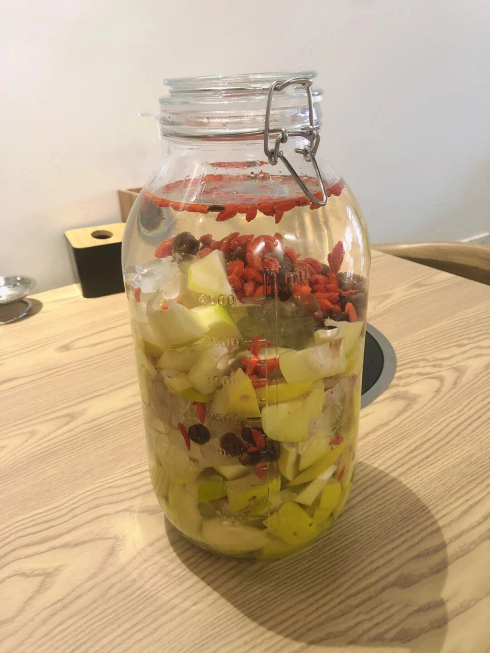 云南酸木瓜泡酒抗菌养肝防癌 酸木瓜3斤,洗干净切块去籽, 400克冰糖