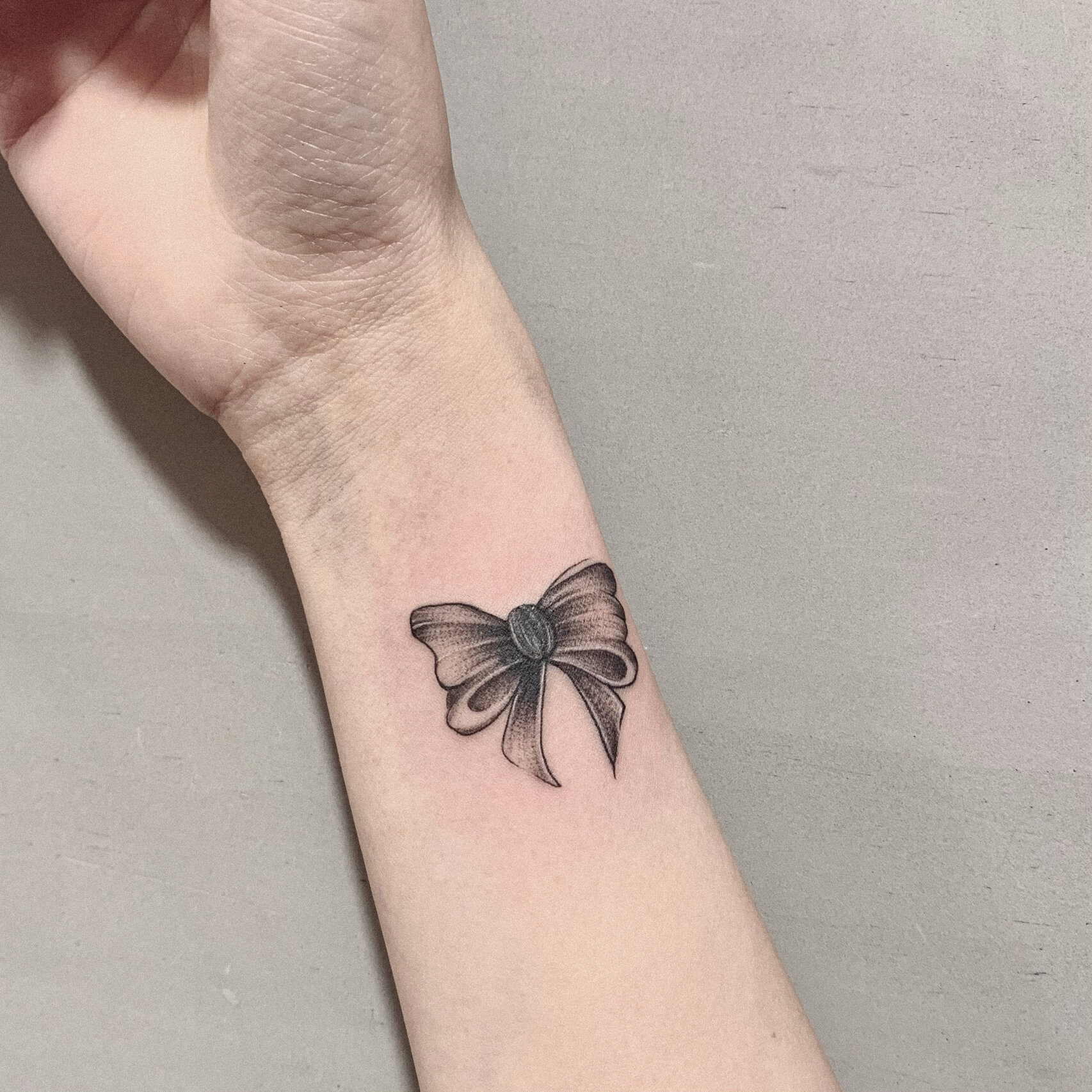 蝴蝶结手腕纹身 为了遮盖本来随意的字母🤣