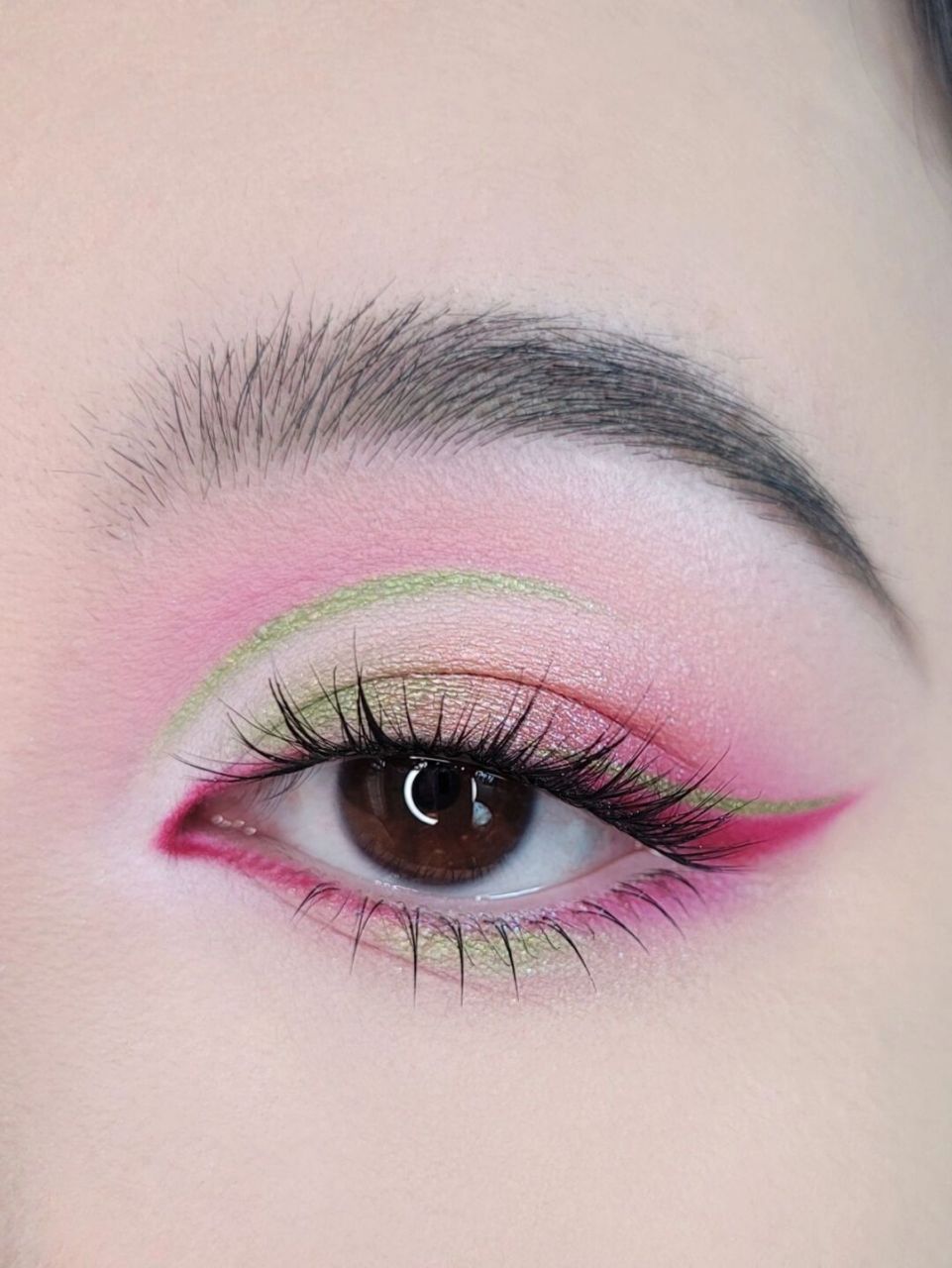 是郊游踏春的少女 很简单的双色撞色截断眼妆 配色灵感来源于一套明制