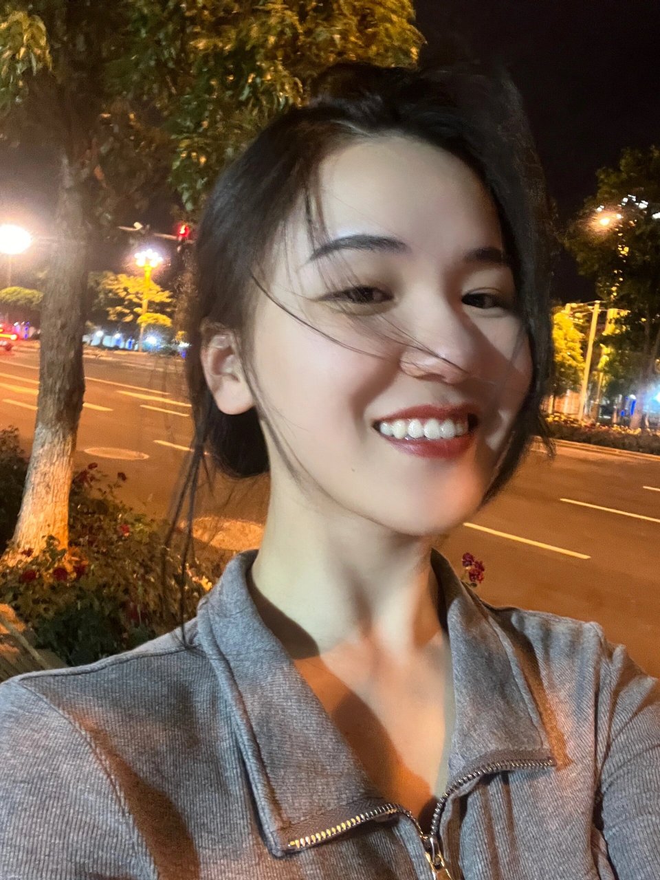 长辈们说耳垂厚大的人有福气 厚到不敢打耳洞,打了两年的耳洞还在流血