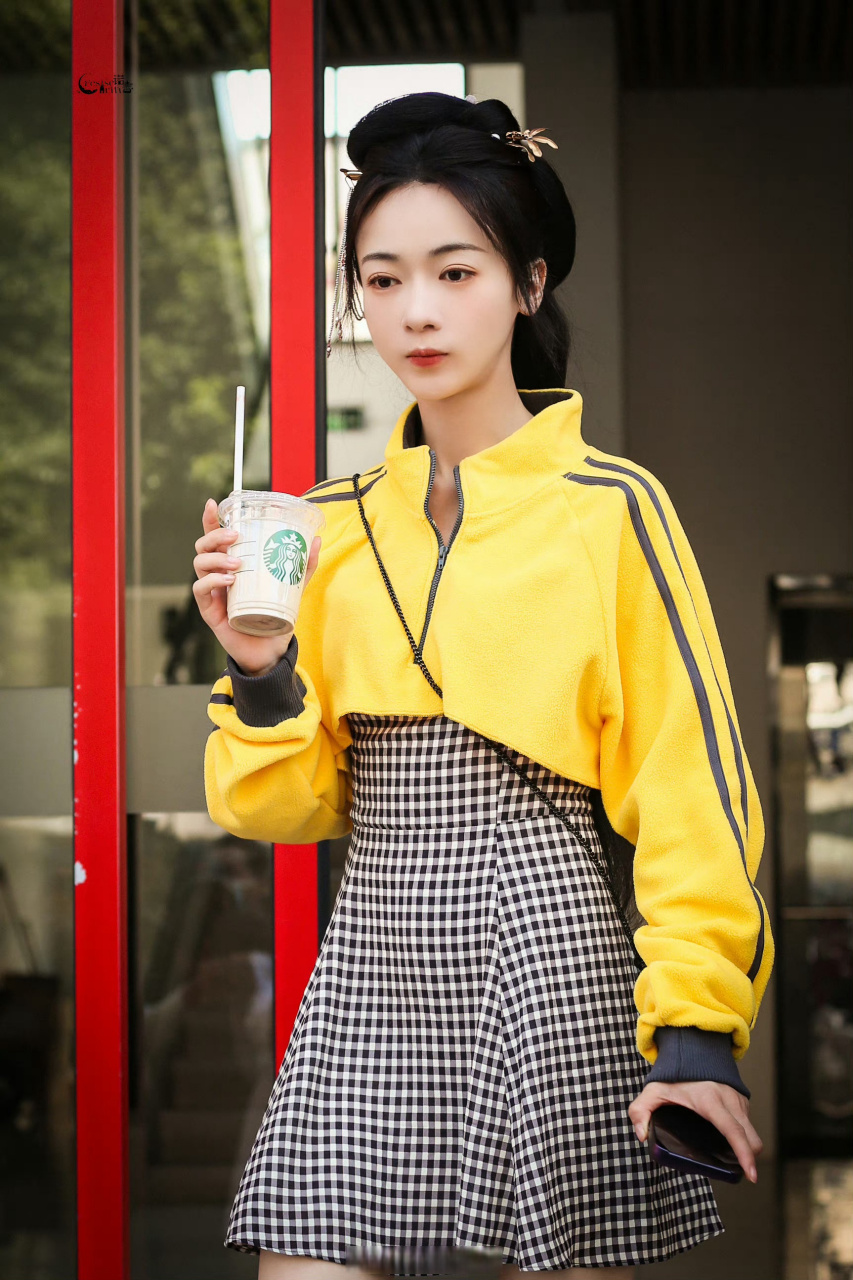 吴谨言红了之后,他的目光就放白鹿身上了,因为吴谨言是个不用操心的