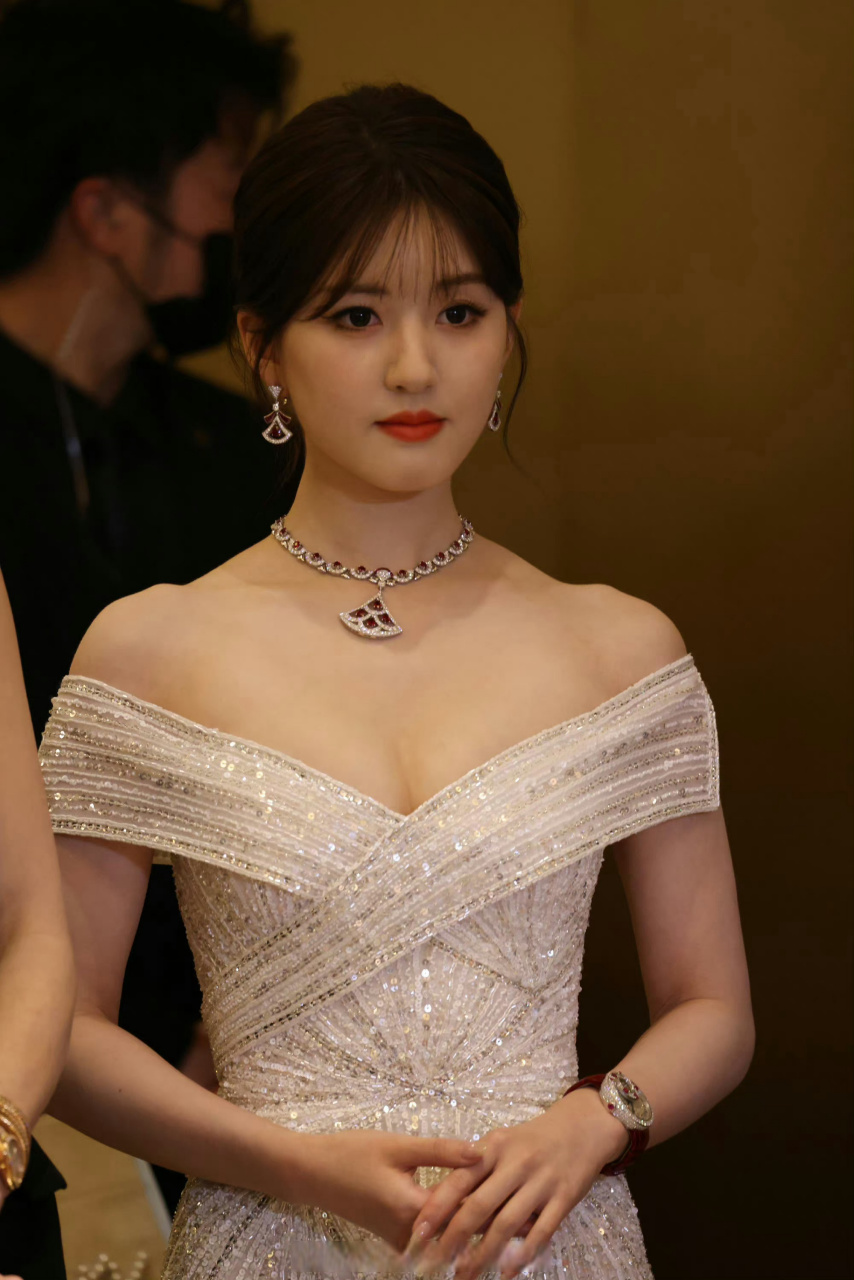 赵露思宝格丽红毯,第二次惊艳四射的造型