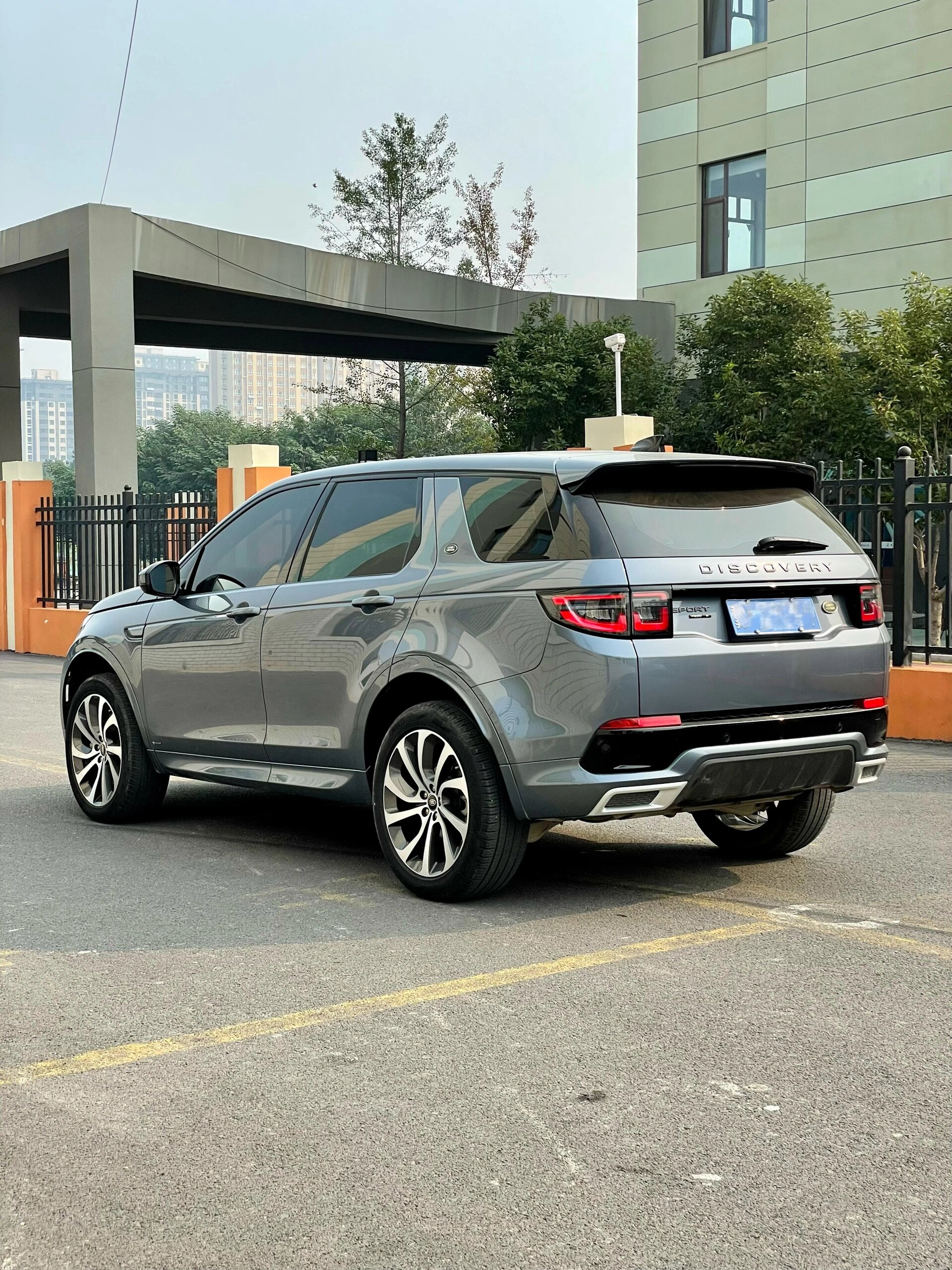 2020年路虎发现运动版 249ps性能版 路虎发现运动版的海湾蓝的颜色是