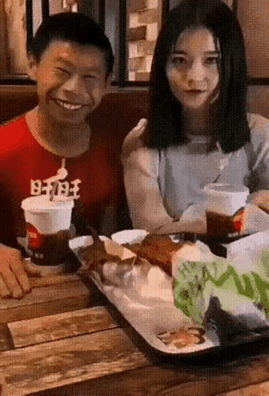 搞笑大赏 旺仔找了一个漂亮的女朋友, 今天一起共进午餐, 笑得合不拢