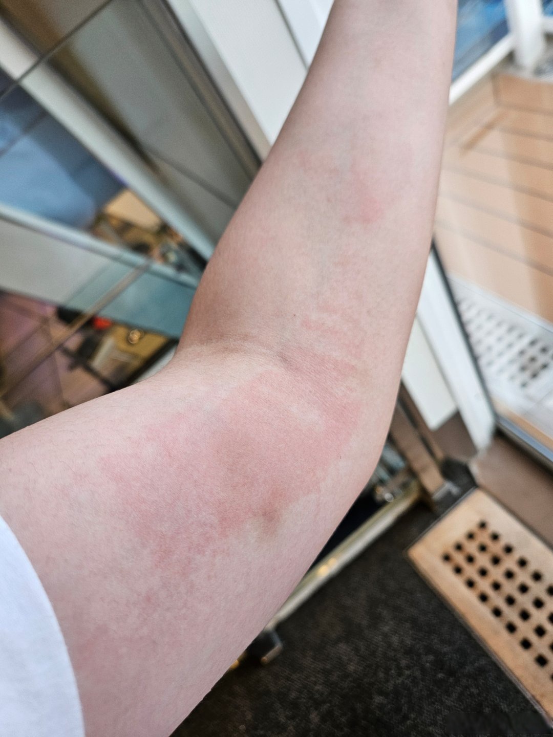 今天玩射箭,估计是姿势不对,弓弦放出去老弹在手臂上玩了几次都打出