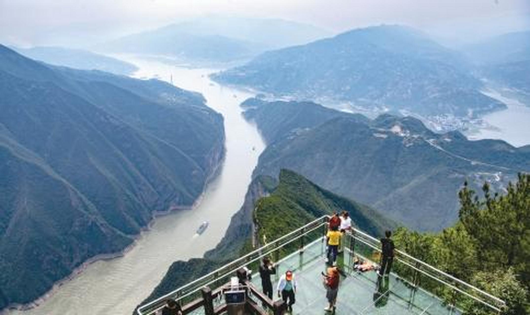 日前,在位于重庆市奉节县的旅游景点三峡之巅,游客在参观游览.