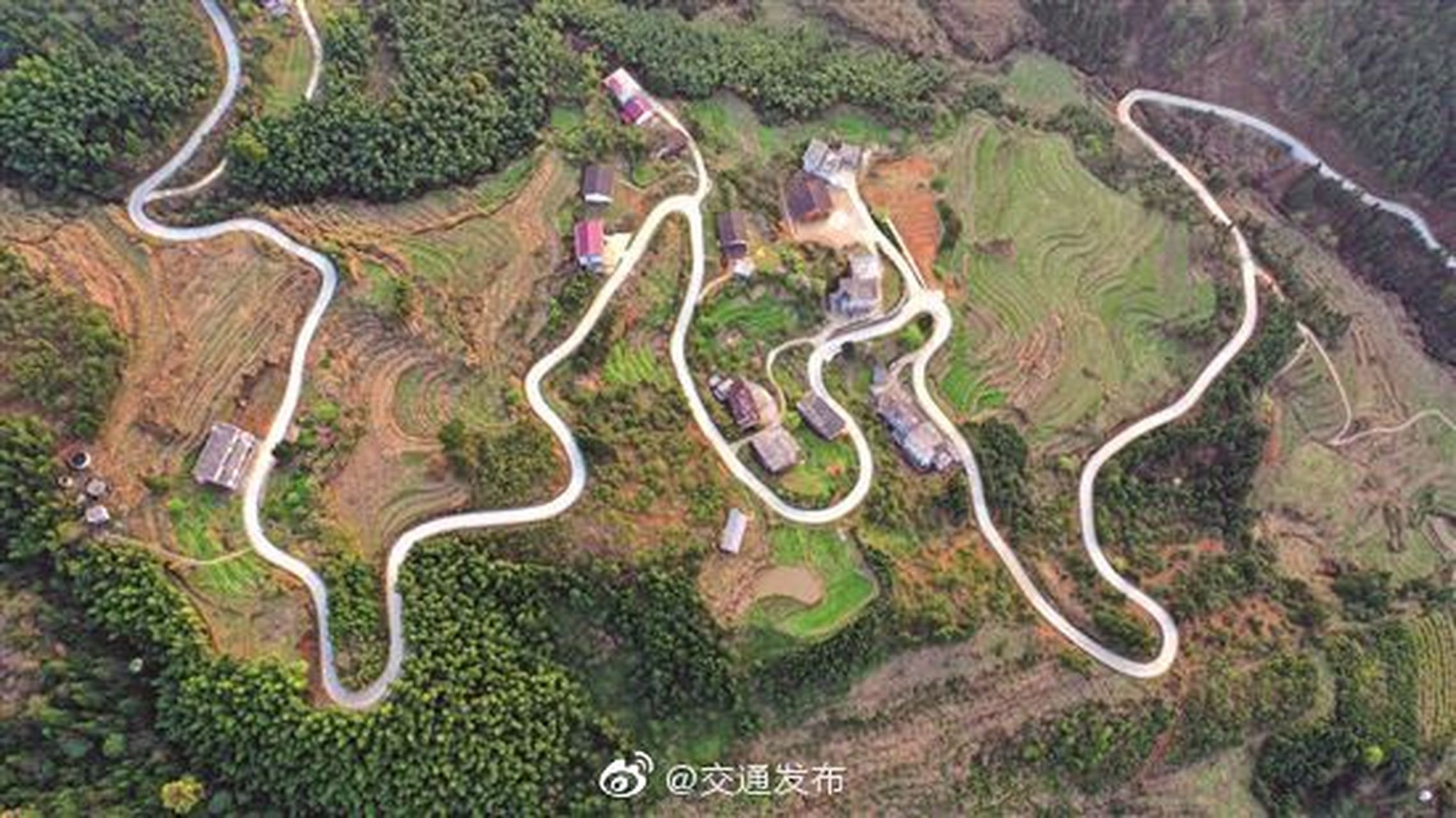 【江西吉安永丰县农村公路】时下,放眼江西省吉安市永丰县上溪乡大坪