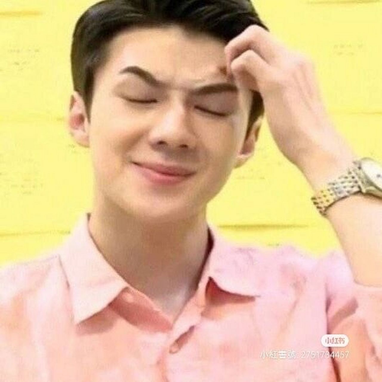 就莫名其妙在小红书评论区kpop表情包收到了这张吴世勋的图 就真的太