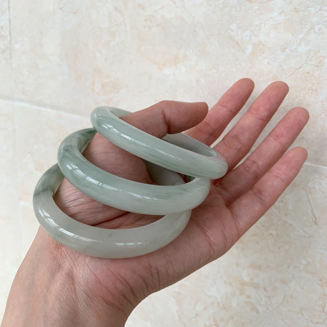 雪翠和冰翠都是天山翠,二者的主要区别就是:一个润白,一个冰透.