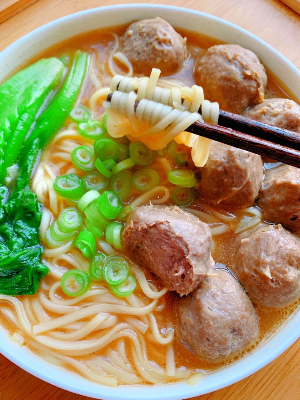 做一个简单的牛丸汤面,热乎乎的吃一碗吧 91食材:潮汕牛肉丸,挂面