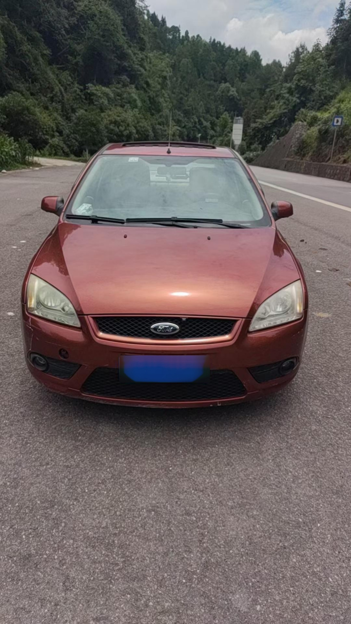 给大家带来个老古董美系车,07年的福特福克斯,自动挡开天窗,四个新