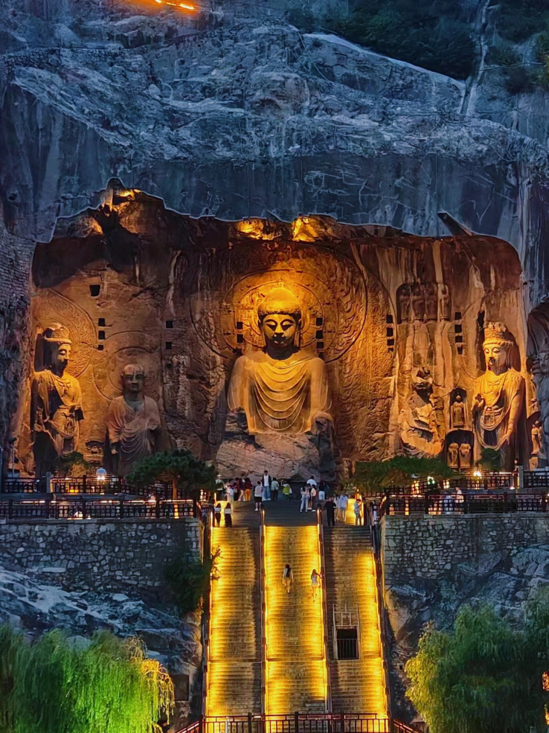 夜游洛阳龙门石窟 去赴人身外 法相万般 菩提生于溪涧旁 天花乱坠