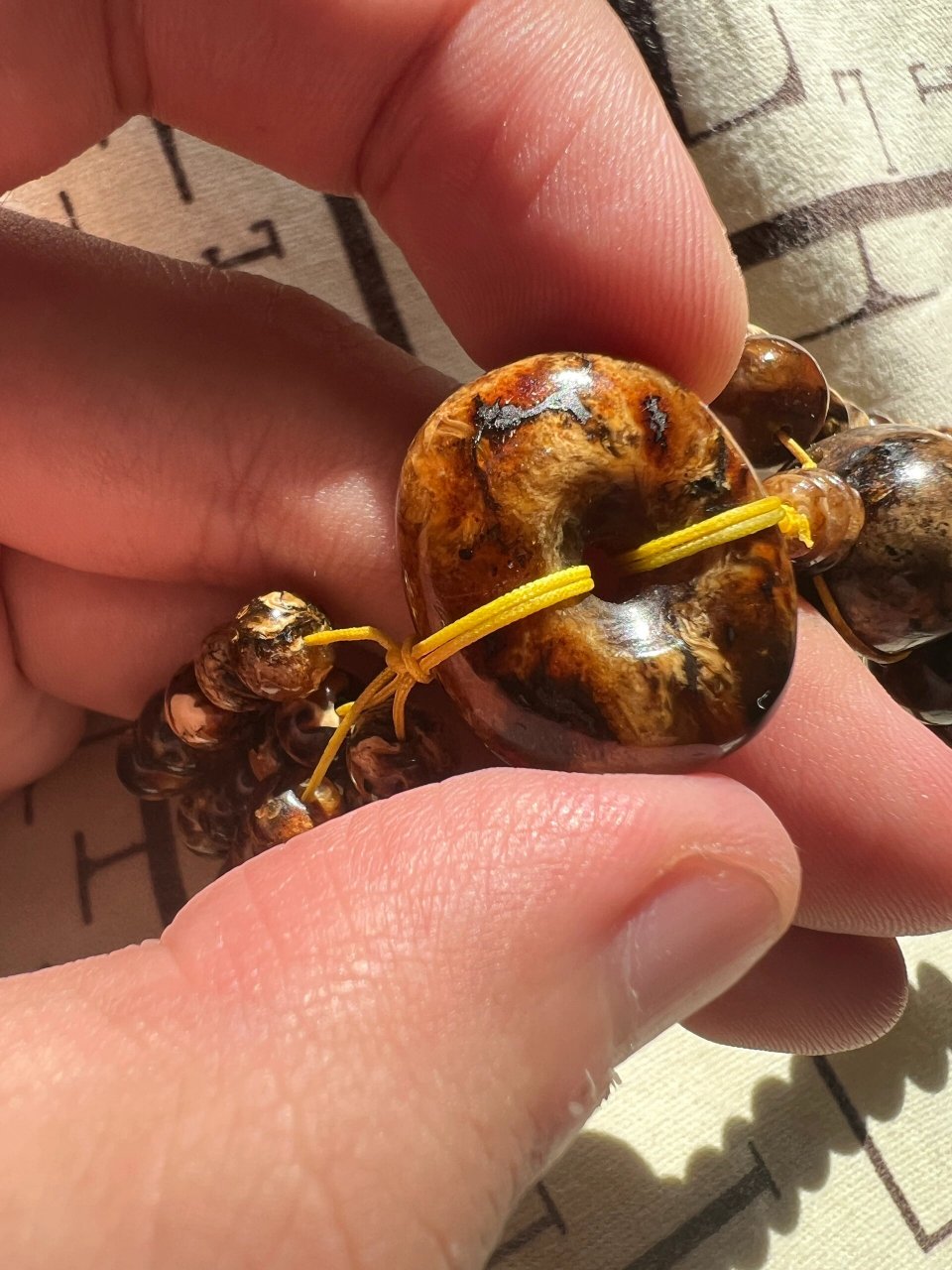 抚珀之油·花珀之美 抚顺琥珀超美的大花纹 搭配泥珀和泥蜡配饰 颜色