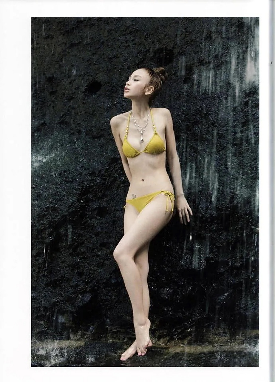 应该没人看过杨颖的这两张黄色泳装照吧,baby真的太瘦了呀,大家喜欢