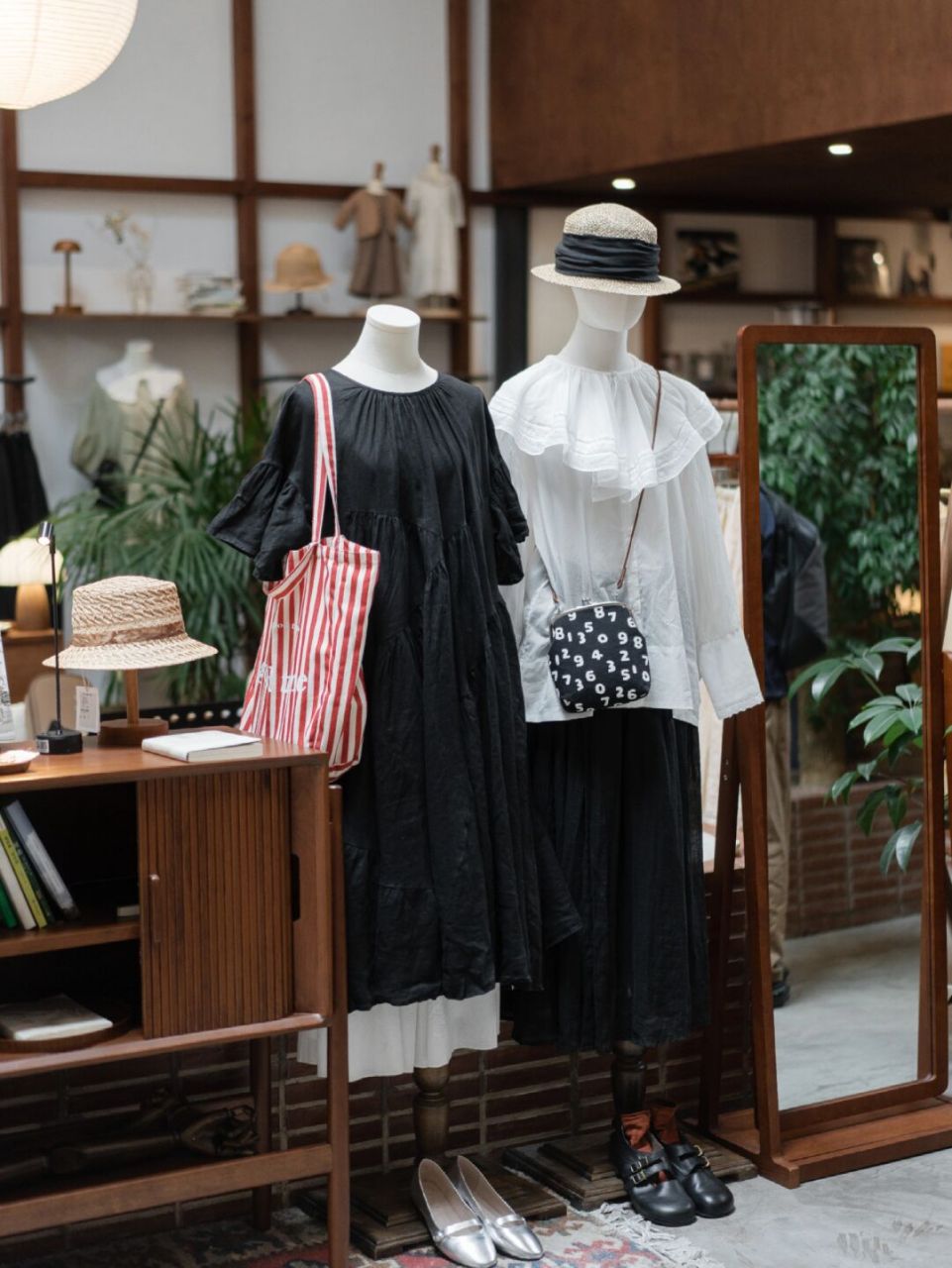 店里的模特穿搭陈列几乎每天都要换 换的时候就是一次穿搭的练习 要把