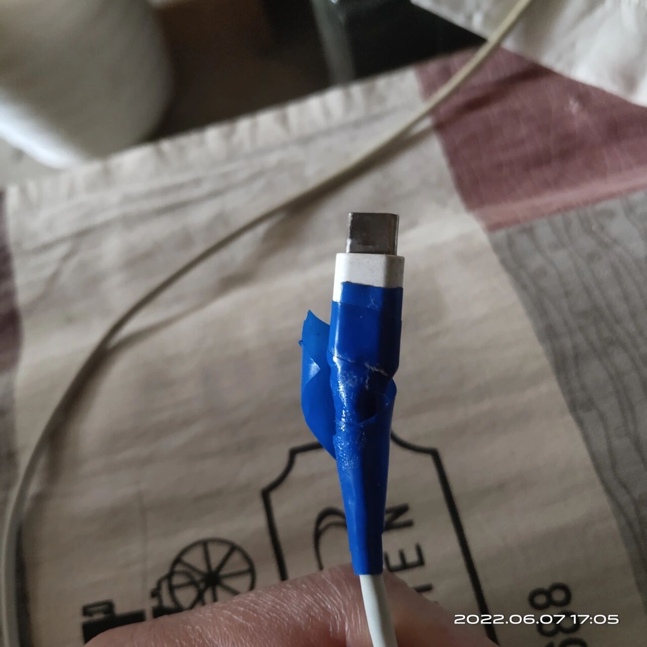 数据线破皮了 一般都是用胶布缠的,就是用不了多长时间就开胶了,还得