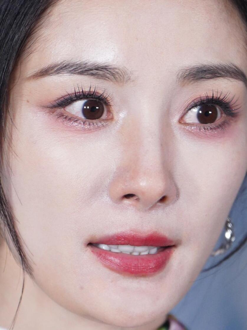 杨幂生图怼脸这个皮肤太好了,虽然有瑕疵但是看不出医美痕迹