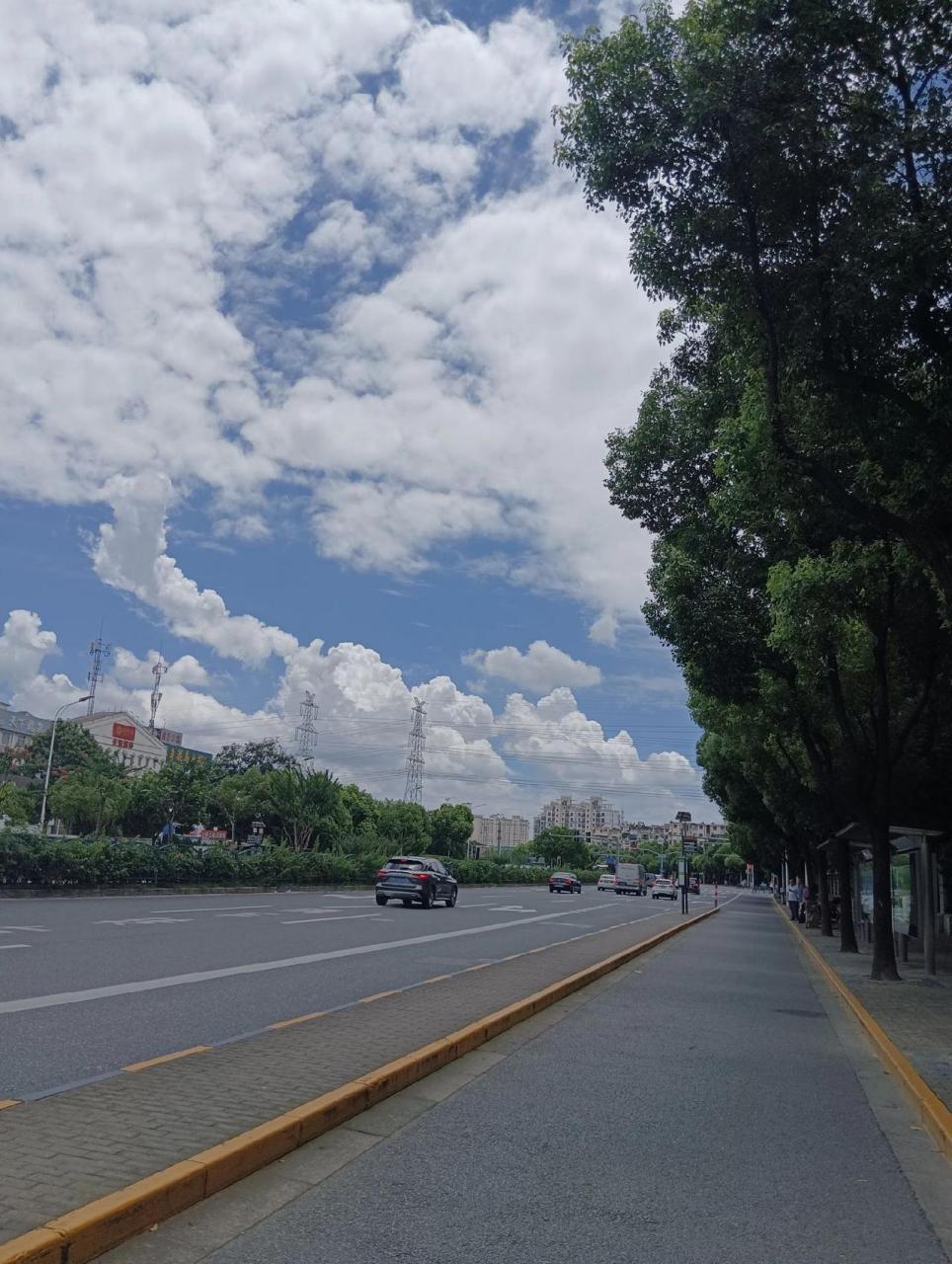 如果有人给你发天空的照片代表他想你了 晓看天色暮看云 行也思君,坐