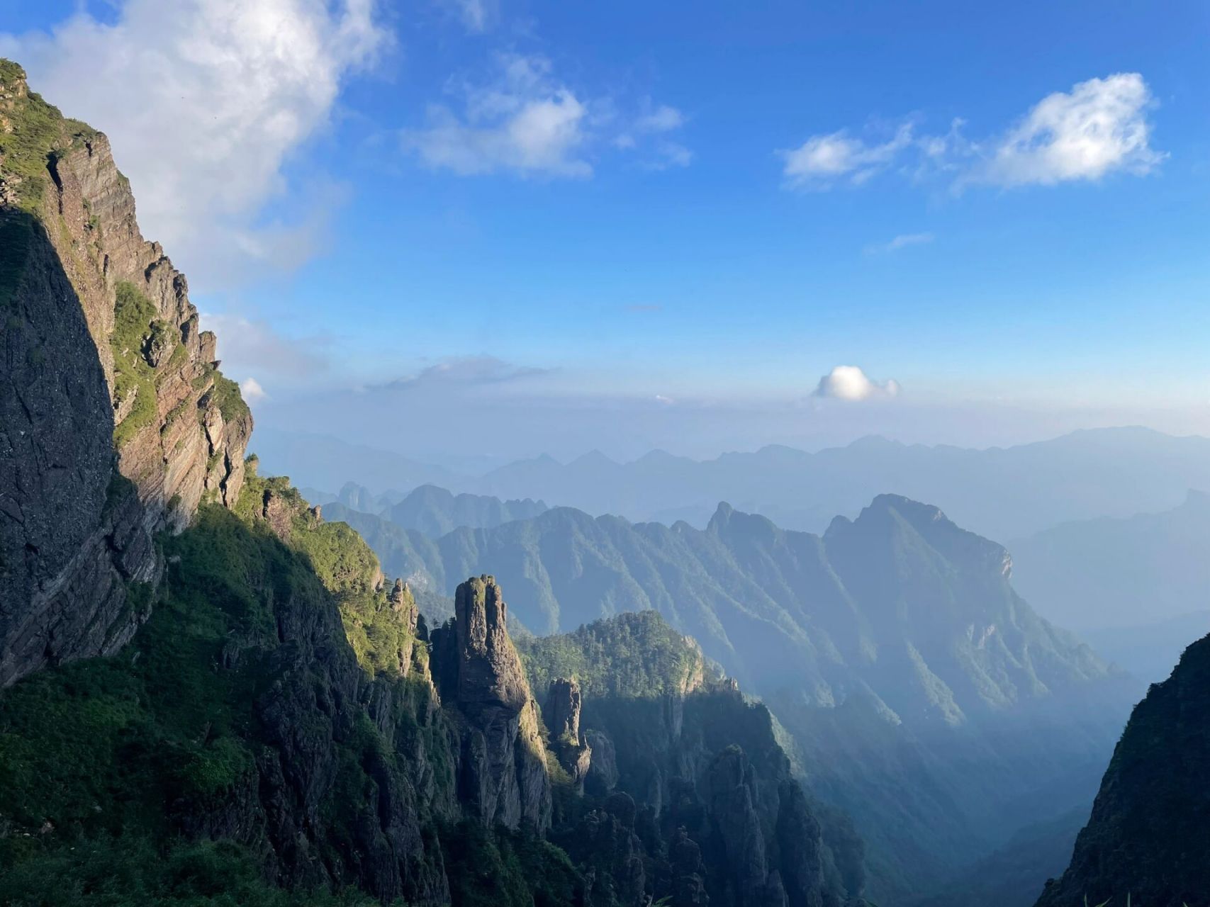 从官门山直接到神农顶,换乘了景区的巴士,开始海拔上升.