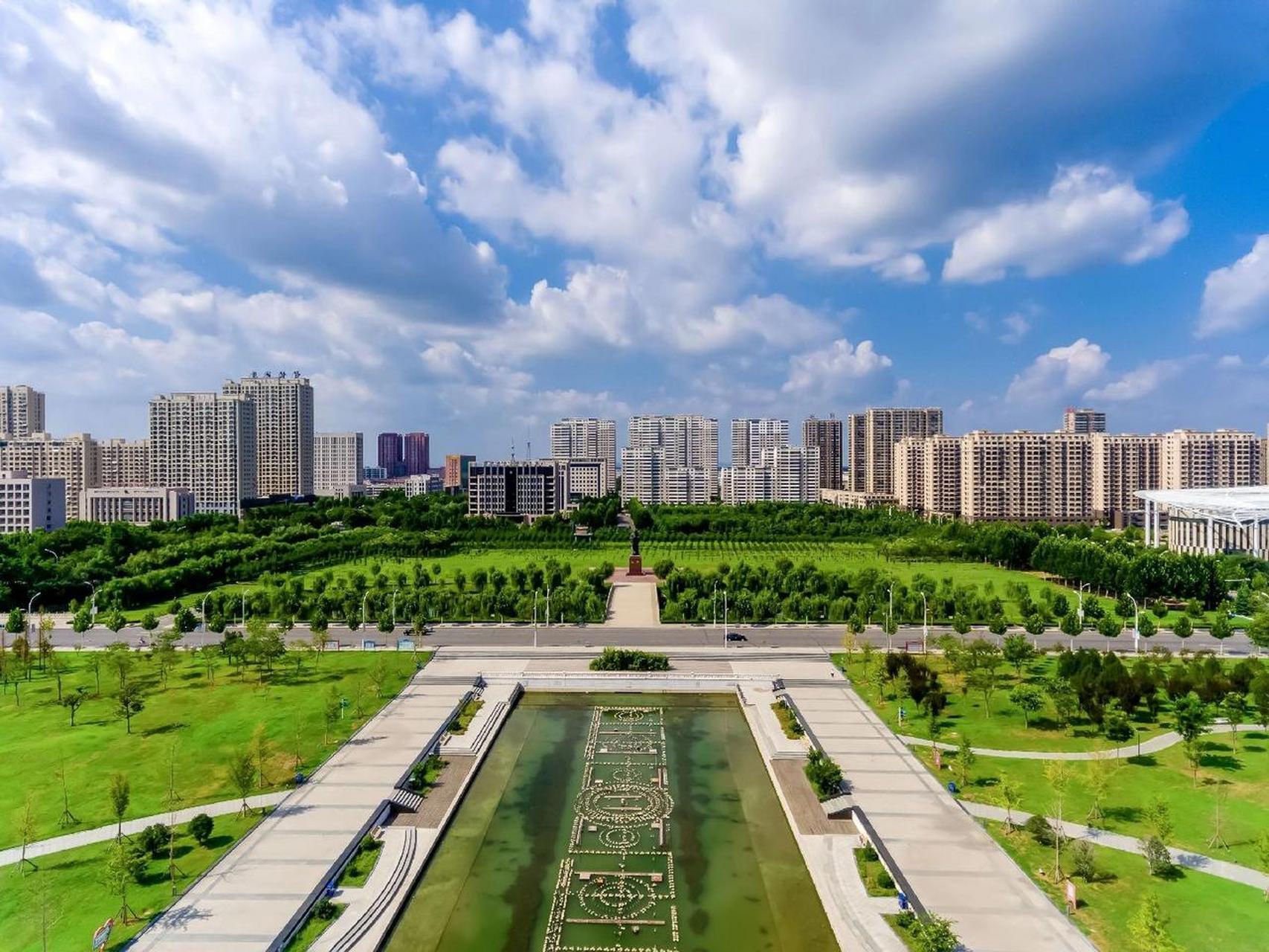 亚洲最大孔子铜塑像坐落于汶上县文苑广场