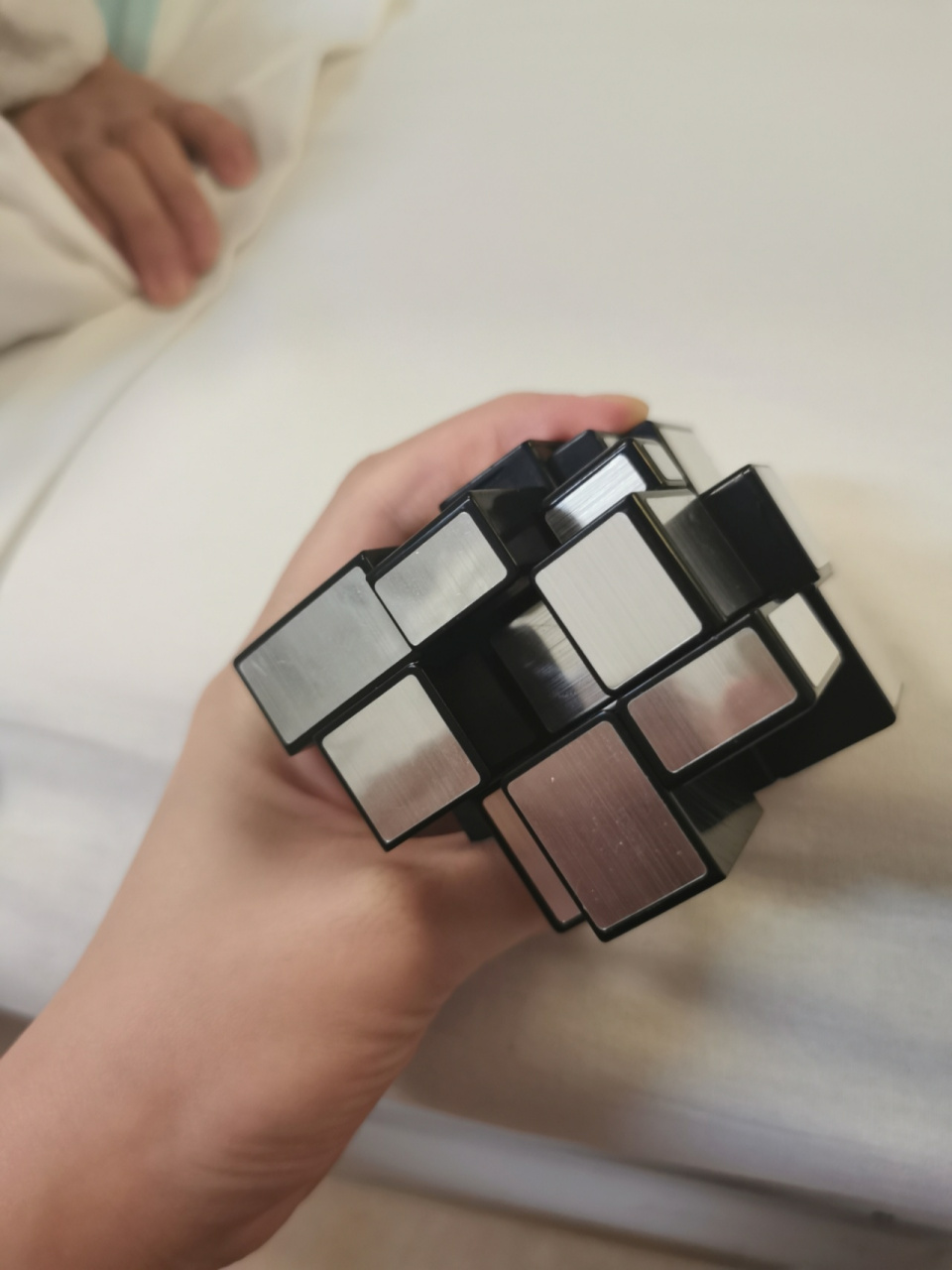 镜面魔方 1,底面十字 将最高的一层当做 底面,最薄的一层当做 顶面,套