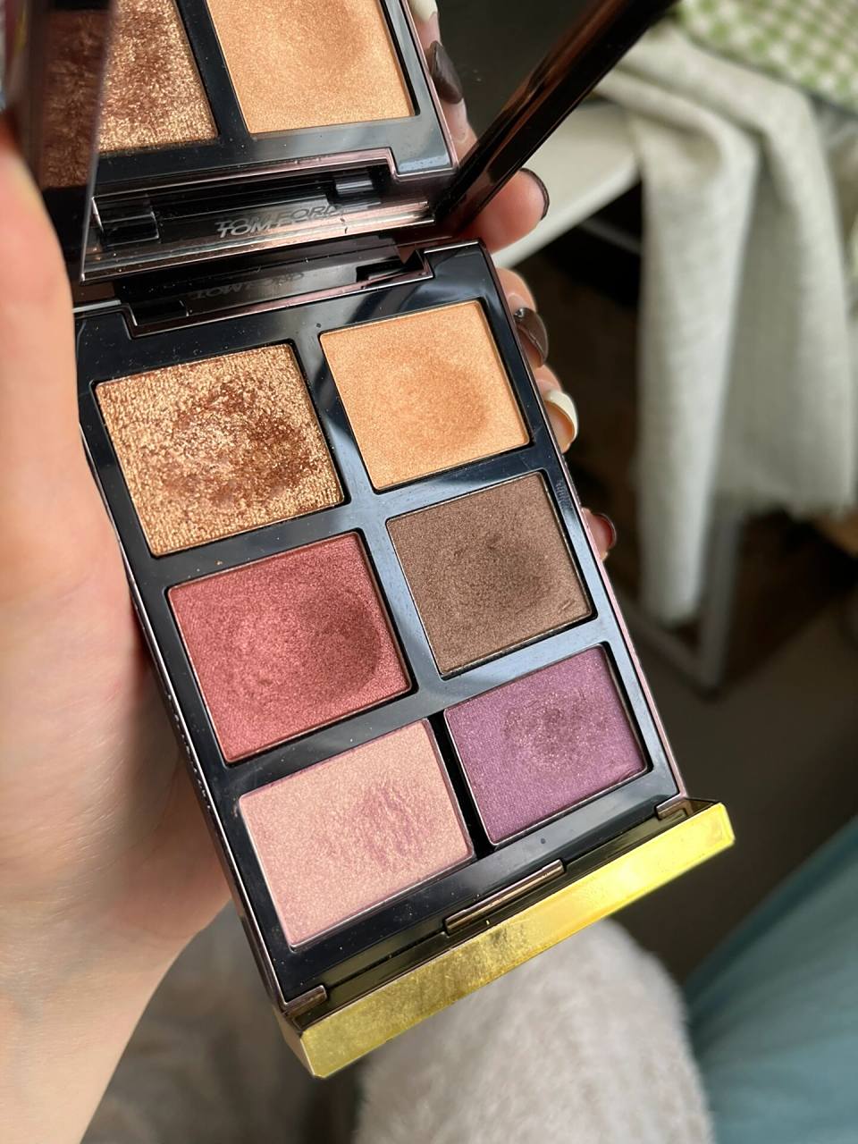 tf26眼影使用2年后现状 隔一段时间再用的话觉得还是不错的,很自然的