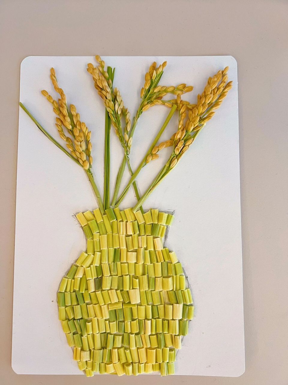 幼儿园作业:稻草贴画 把周末老师布置的作业完成,稻草