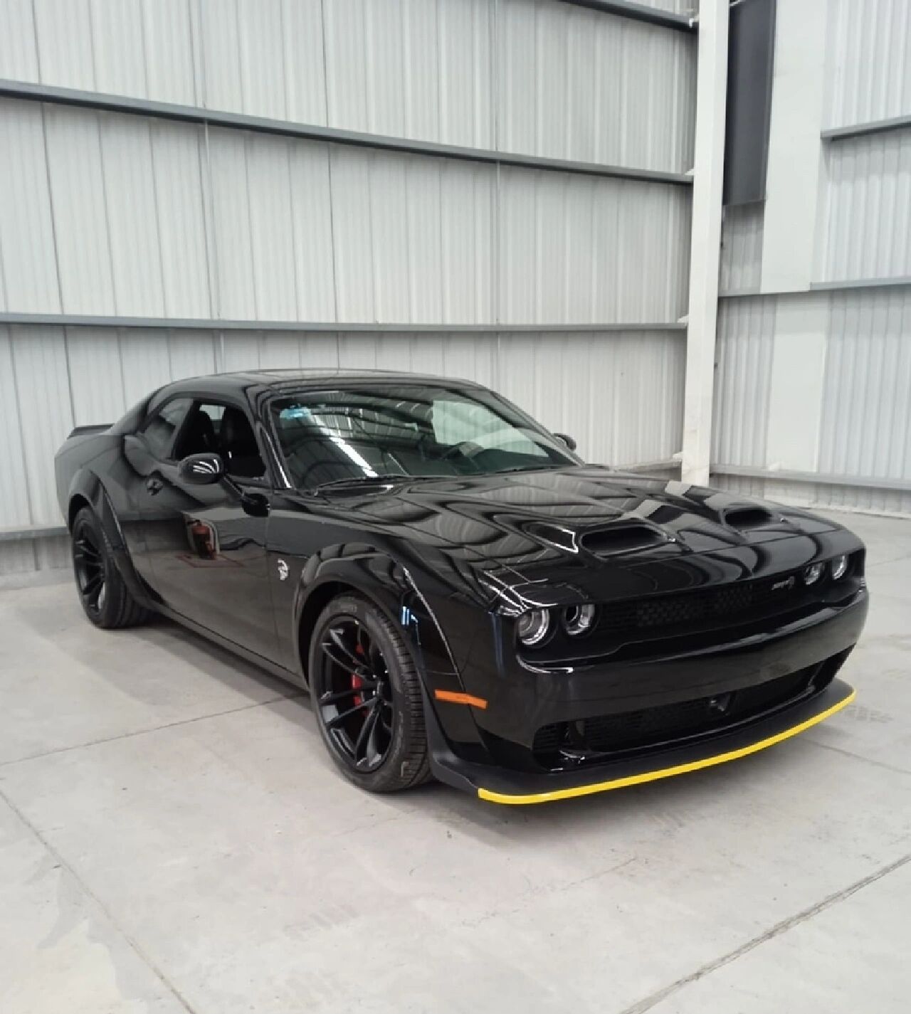 道奇挑战者srt地狱猫 墨版2022道奇挑战者srt地狱猫宽体 颜色:黑/黑灰