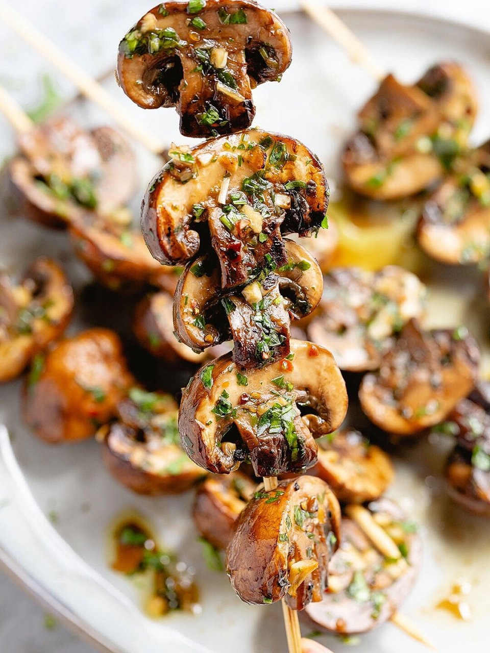 爆汁蒜烤蘑菇串96聚会餐前小吃推荐 今天我们的主角是褐菇,也叫牛排