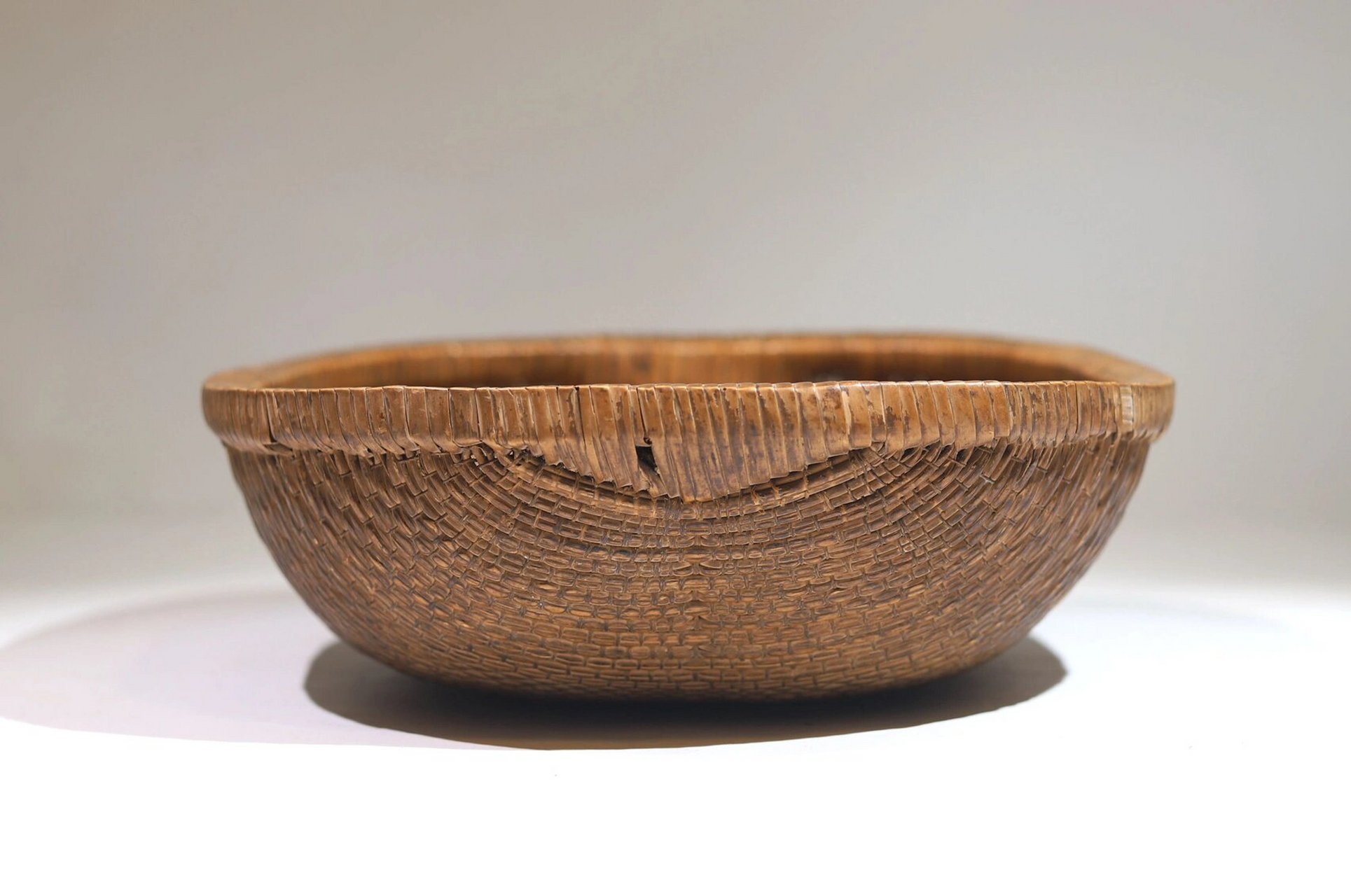 老柳编笸箩 原皮壳.编织精巧,方器较少.长,宽35.8厘米,高12.5厘米.