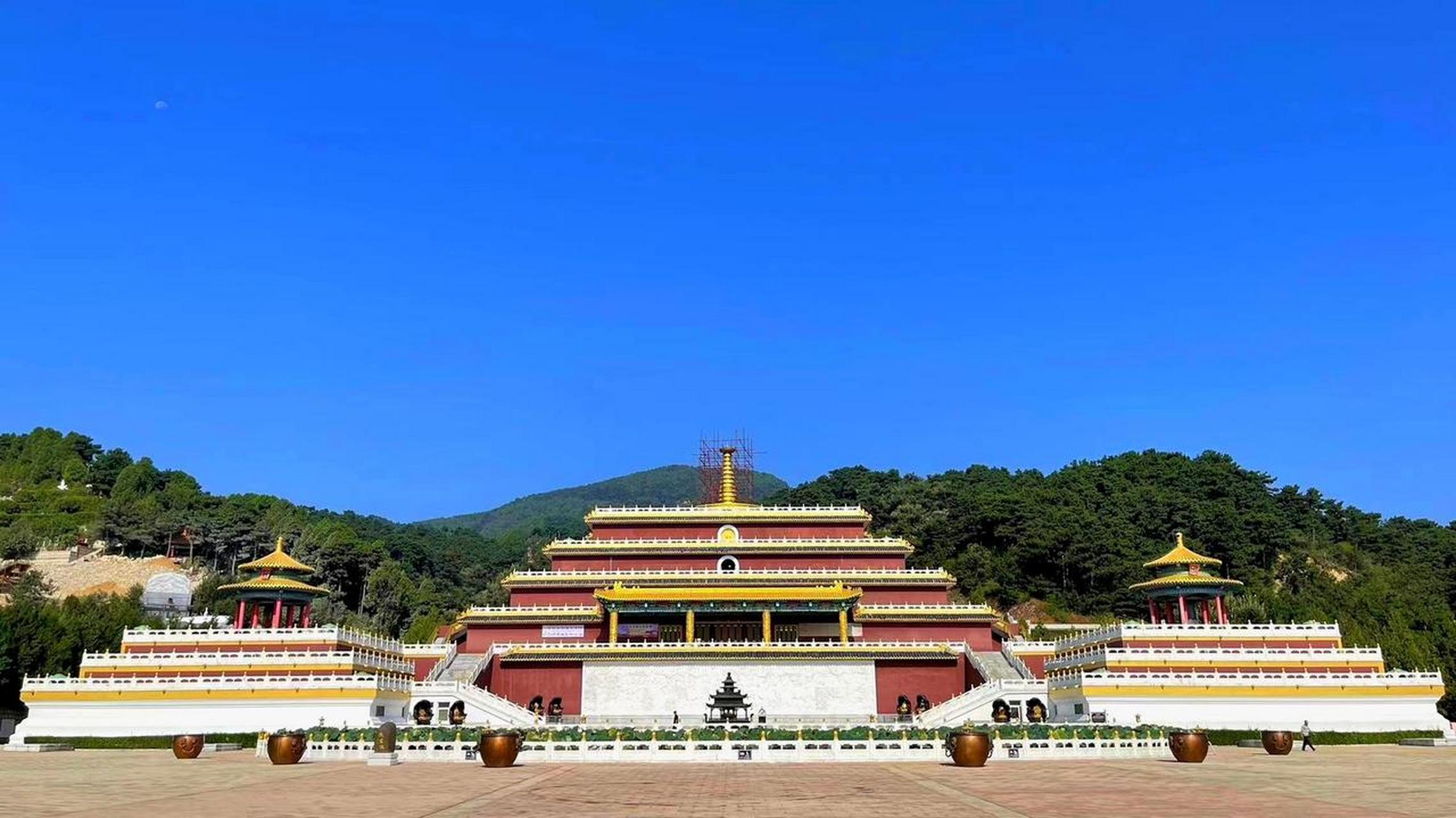 清东陵万佛园公墓是位于河北省遵化市的合法经营性墓地,成立于1993年.