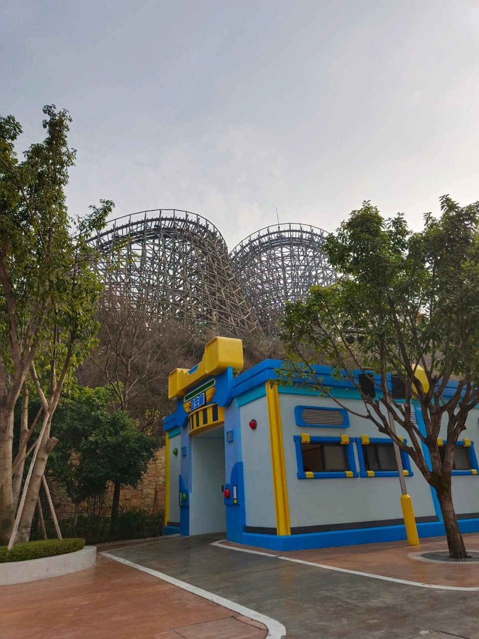 重庆欢乐谷这个木游龙可太好玩儿了! 不翻跟头也刺激!