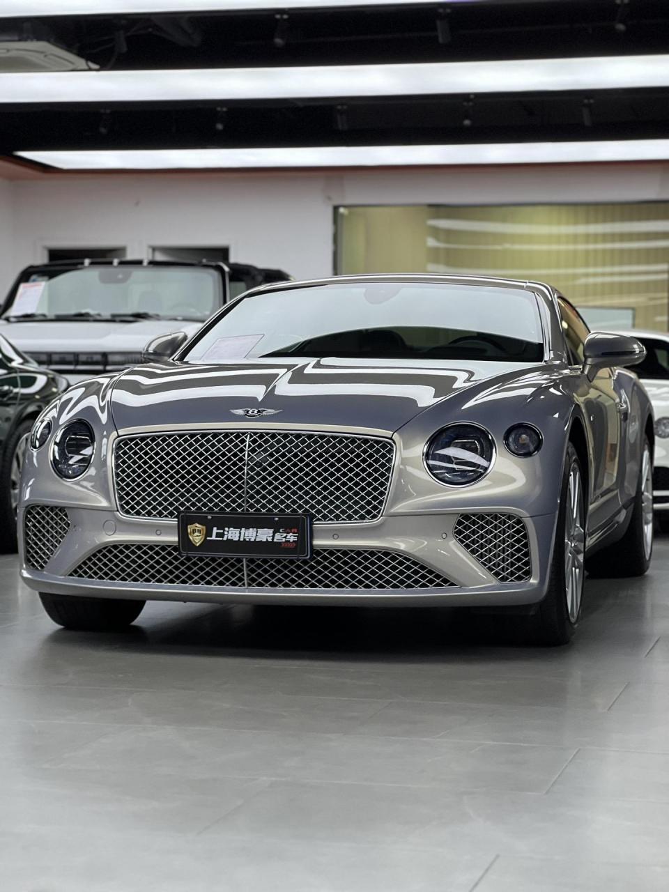 gt跑车中的颜值天花板 宾利欧陆gt 外观的特殊车漆银色微泛珠光 蓝白